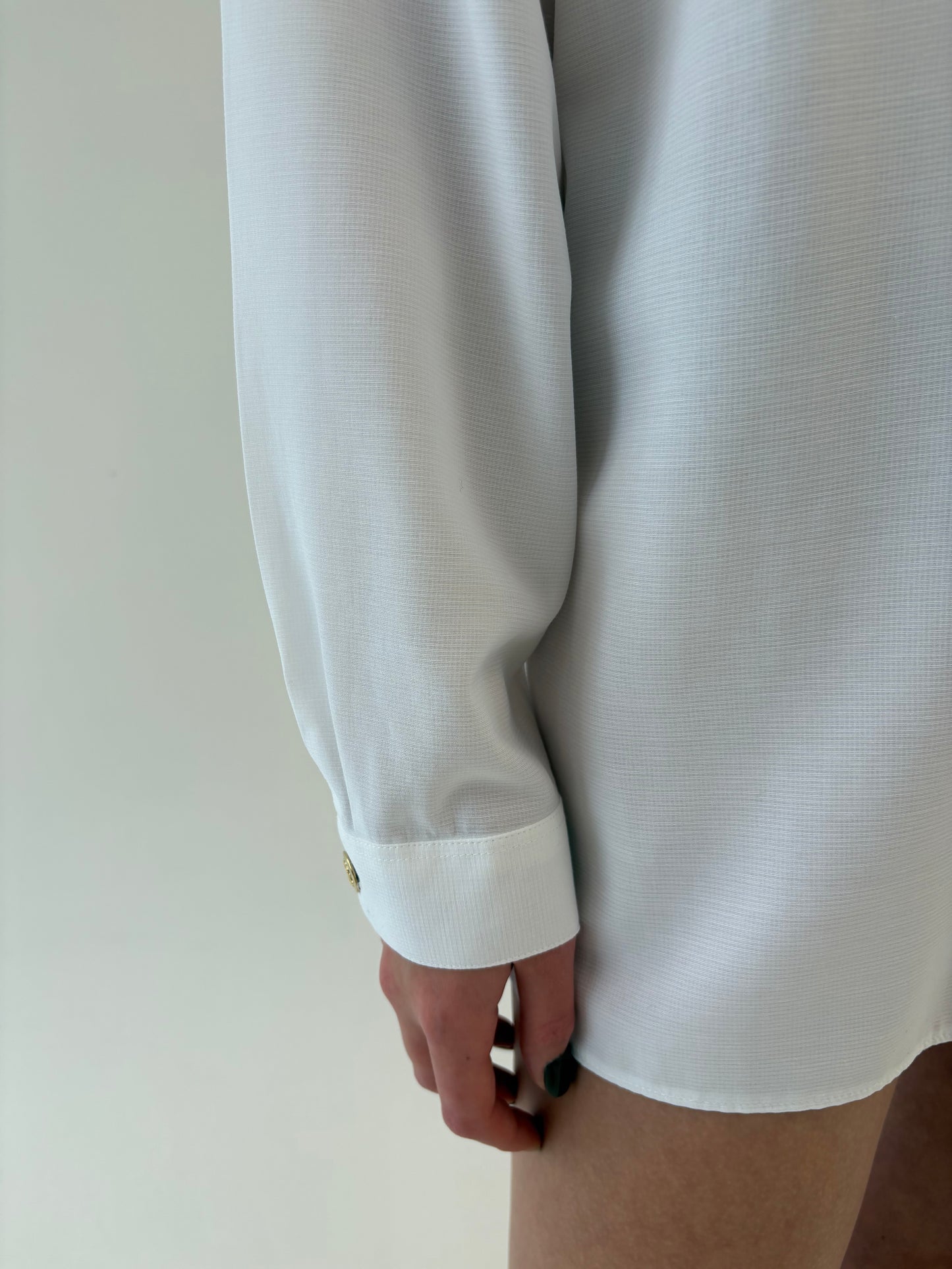 Cămașa vintage cu broderie geometrică și aplicații delicate