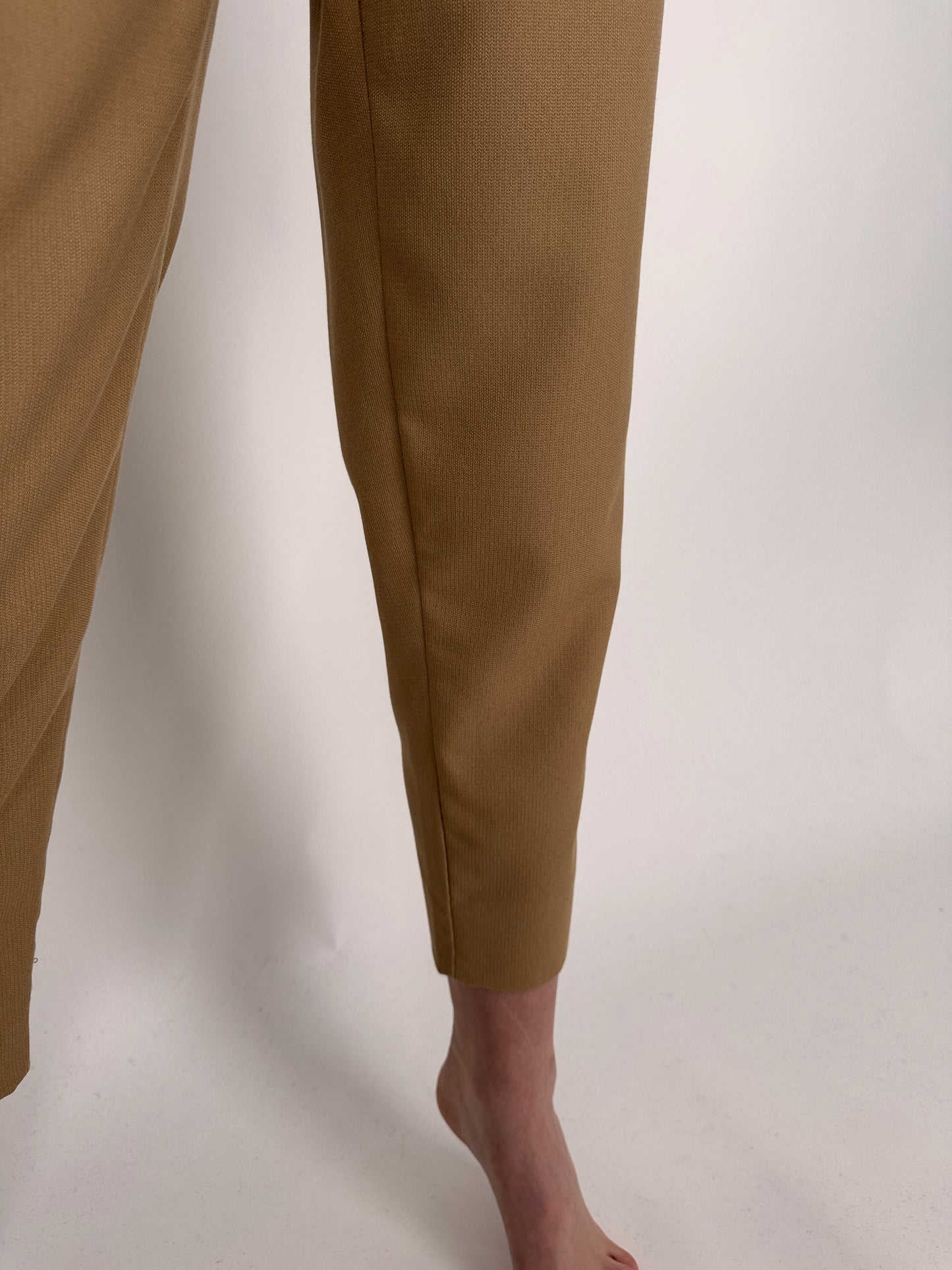 Pantaloni camel cu talie ultra înaltă marcată din stfia de lana premium