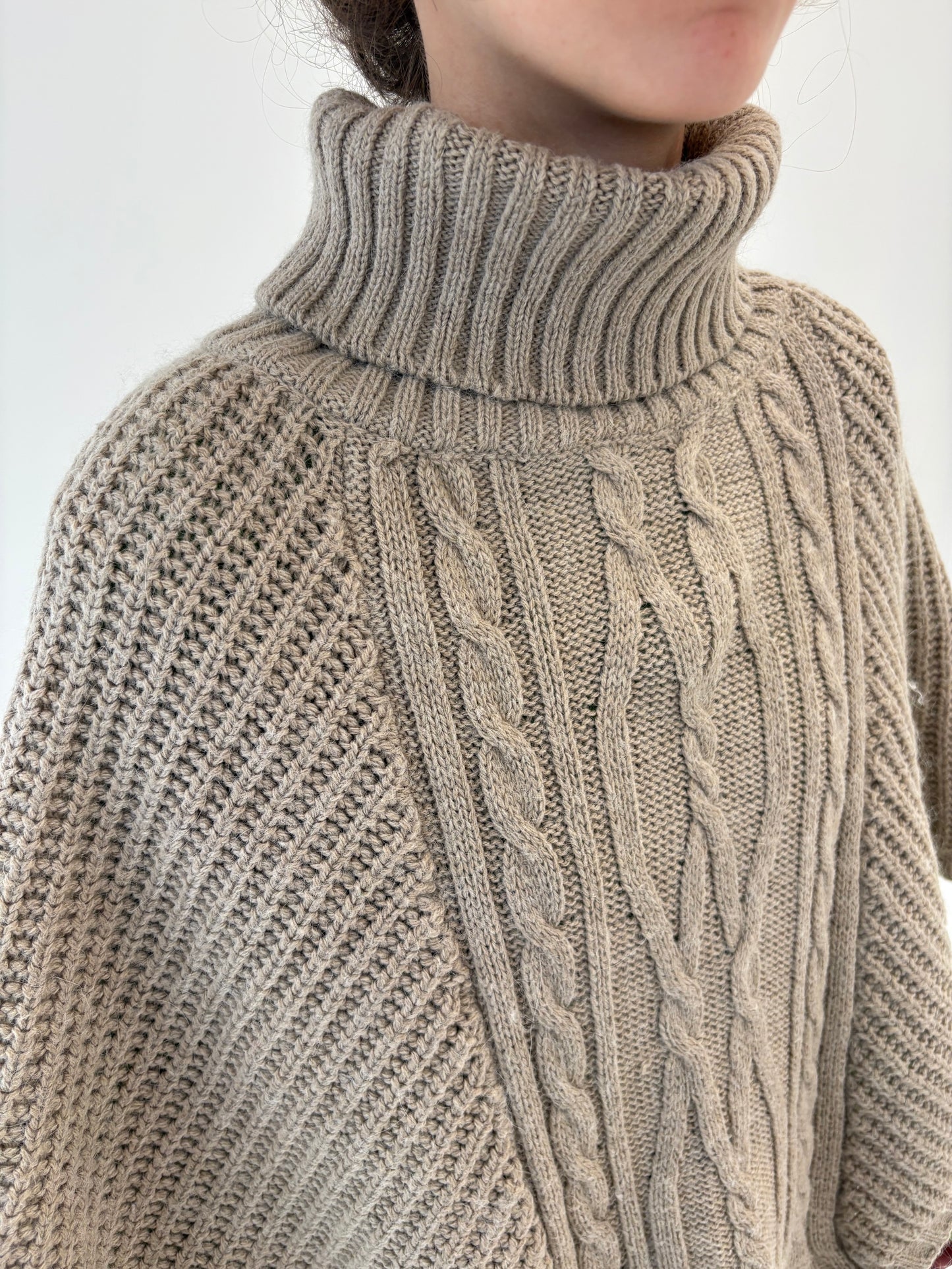 Capa nude din tricot plin de lana extrafina cu torsade