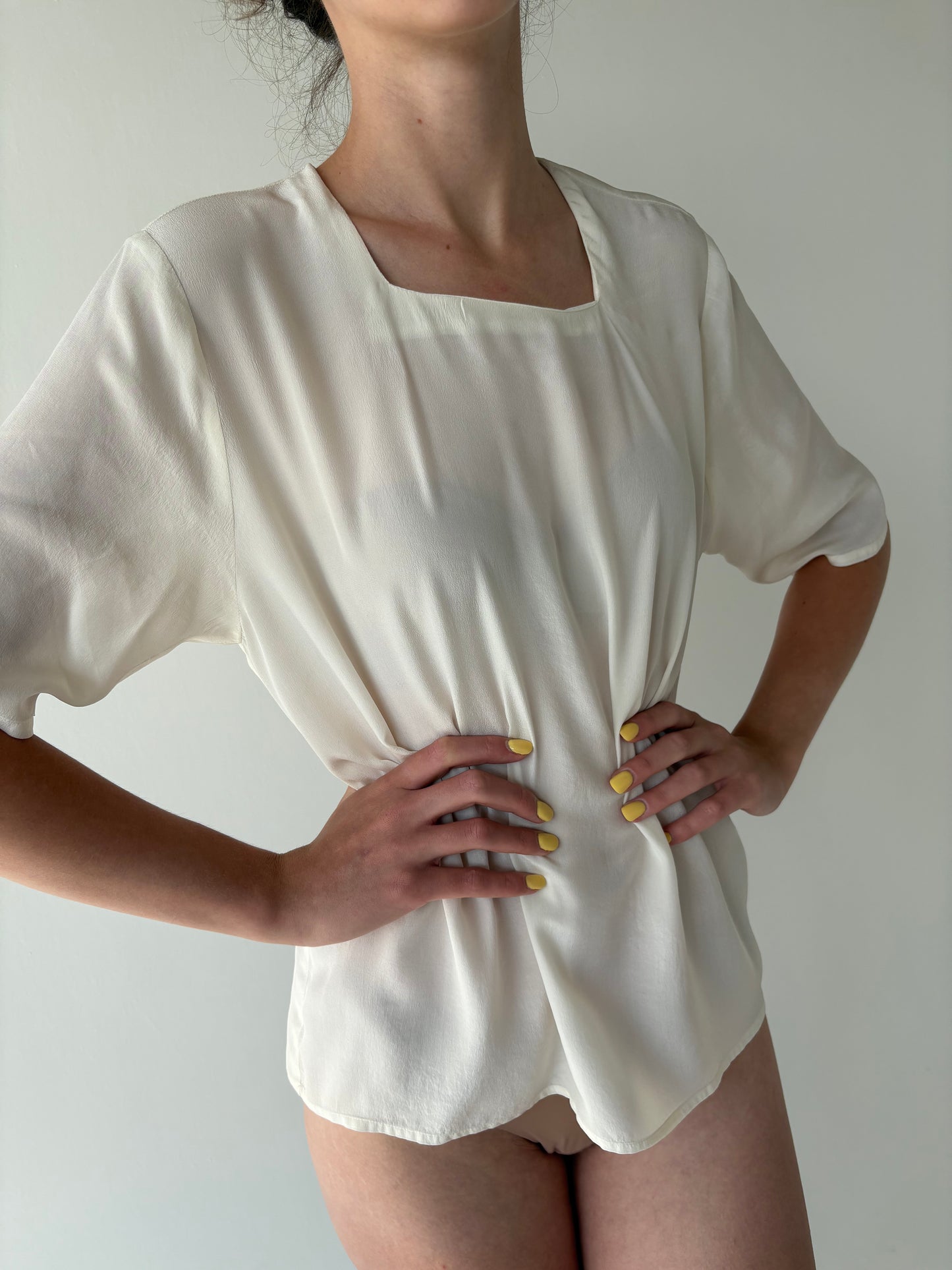 Top vintage în croi minimalist din mătase naturală butter nude