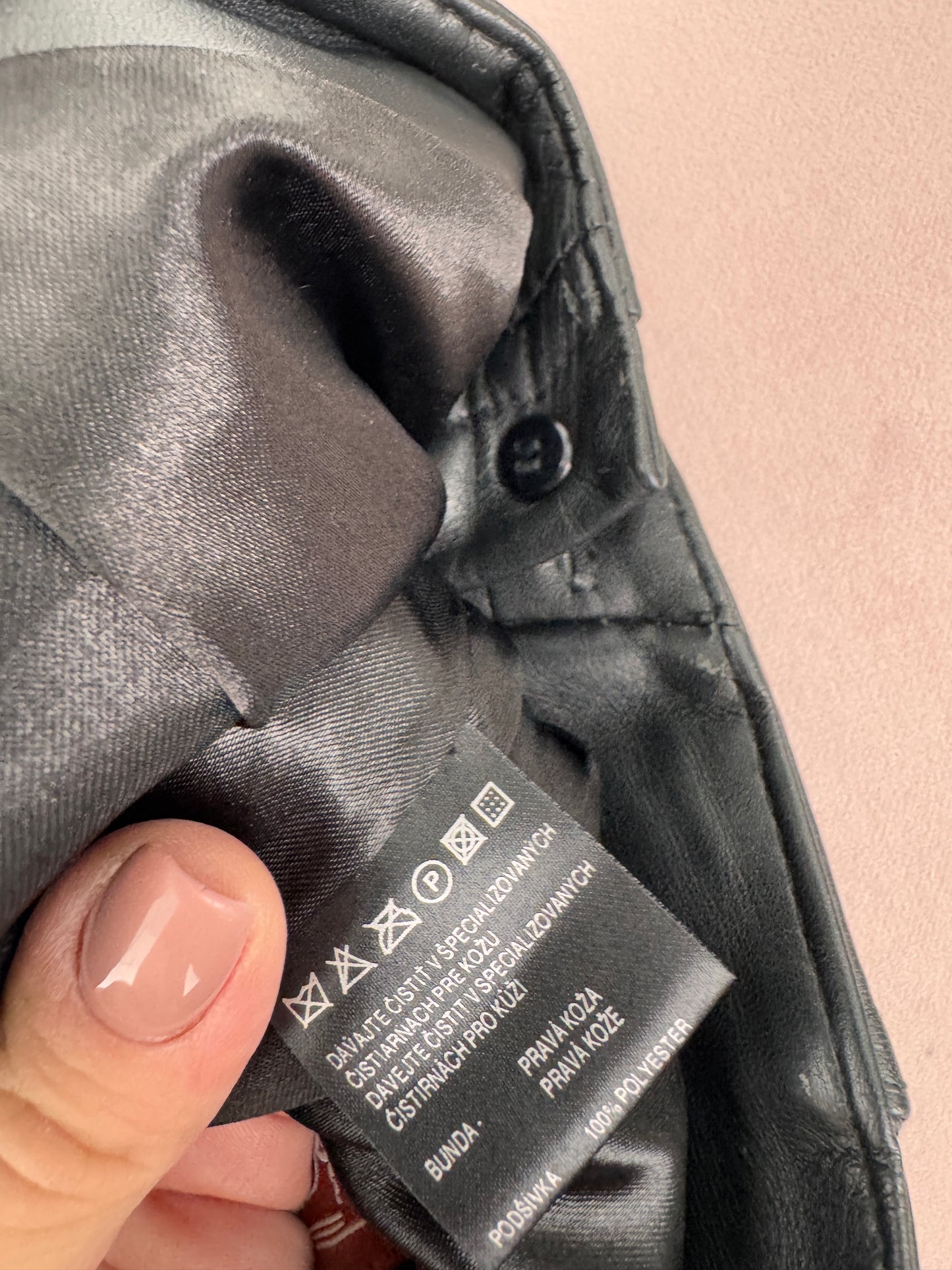 Pantaloni din piele naturală extrem de moale în croi ușor evazat