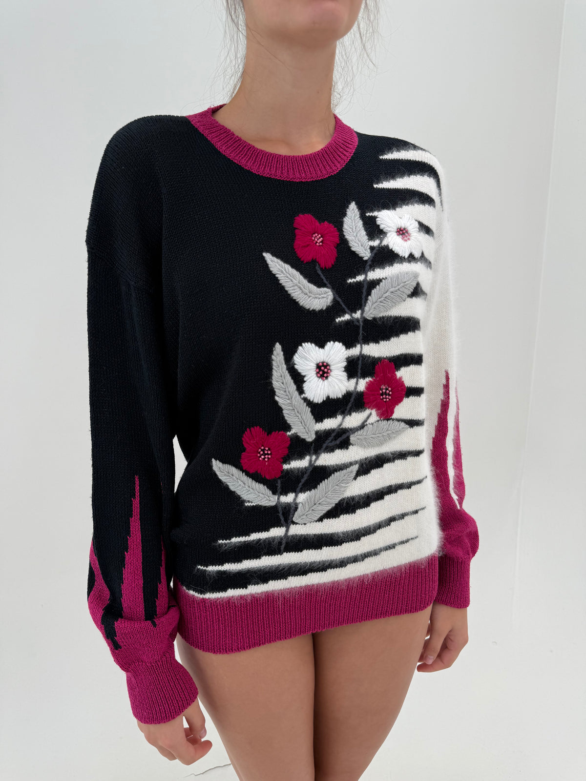 Pulover vintage statement bijuterie cu inserții de Angora și flori brodate