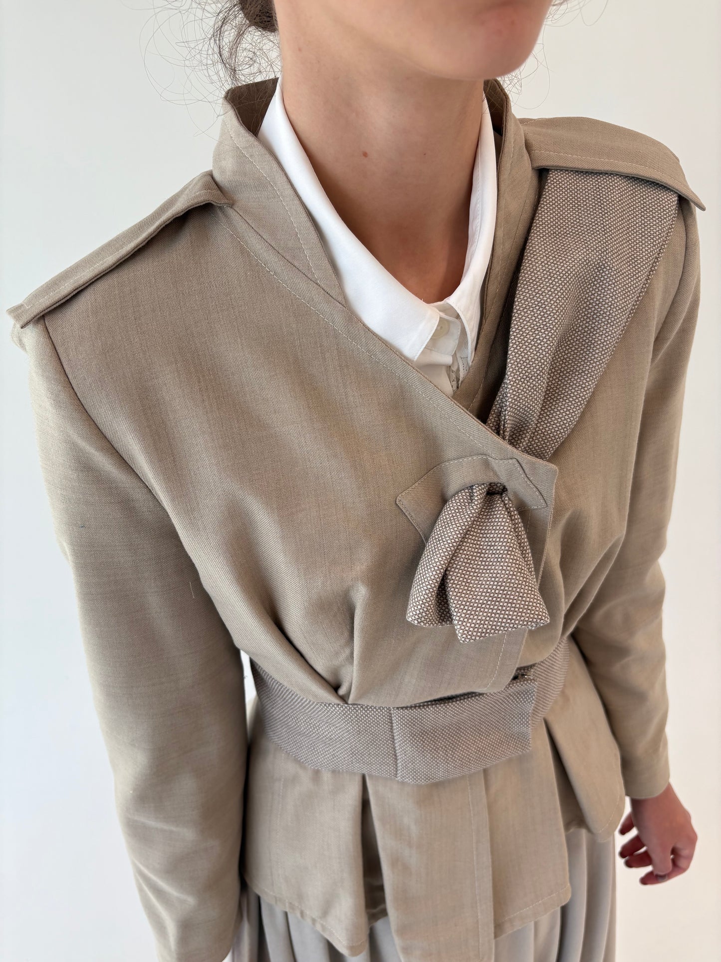 Sacou de designer in croi elaborat din stofă extrafina de lana