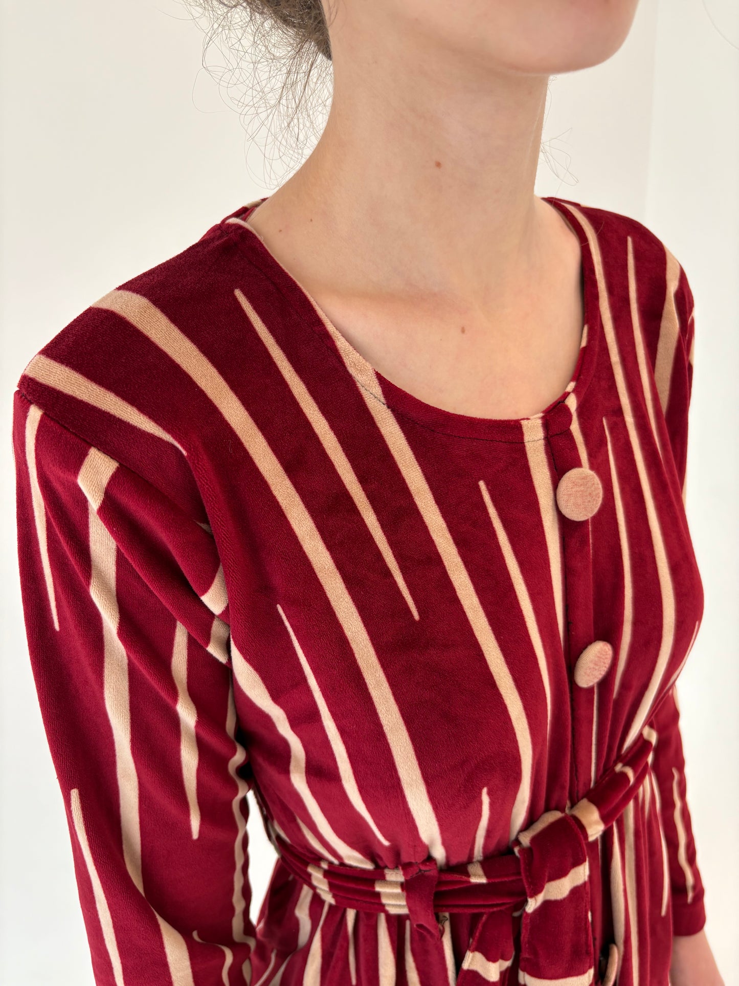 Rochie maxi din catifea burgundy cu dungi verticale camel și talie marcată