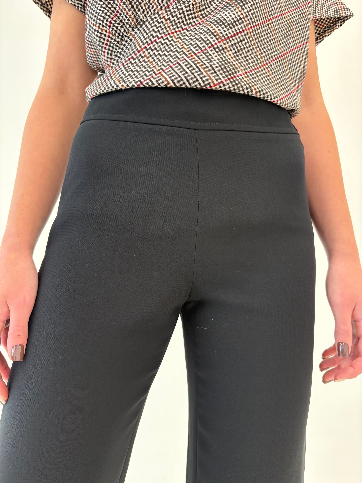 Pantaloni negri de la zi la seară