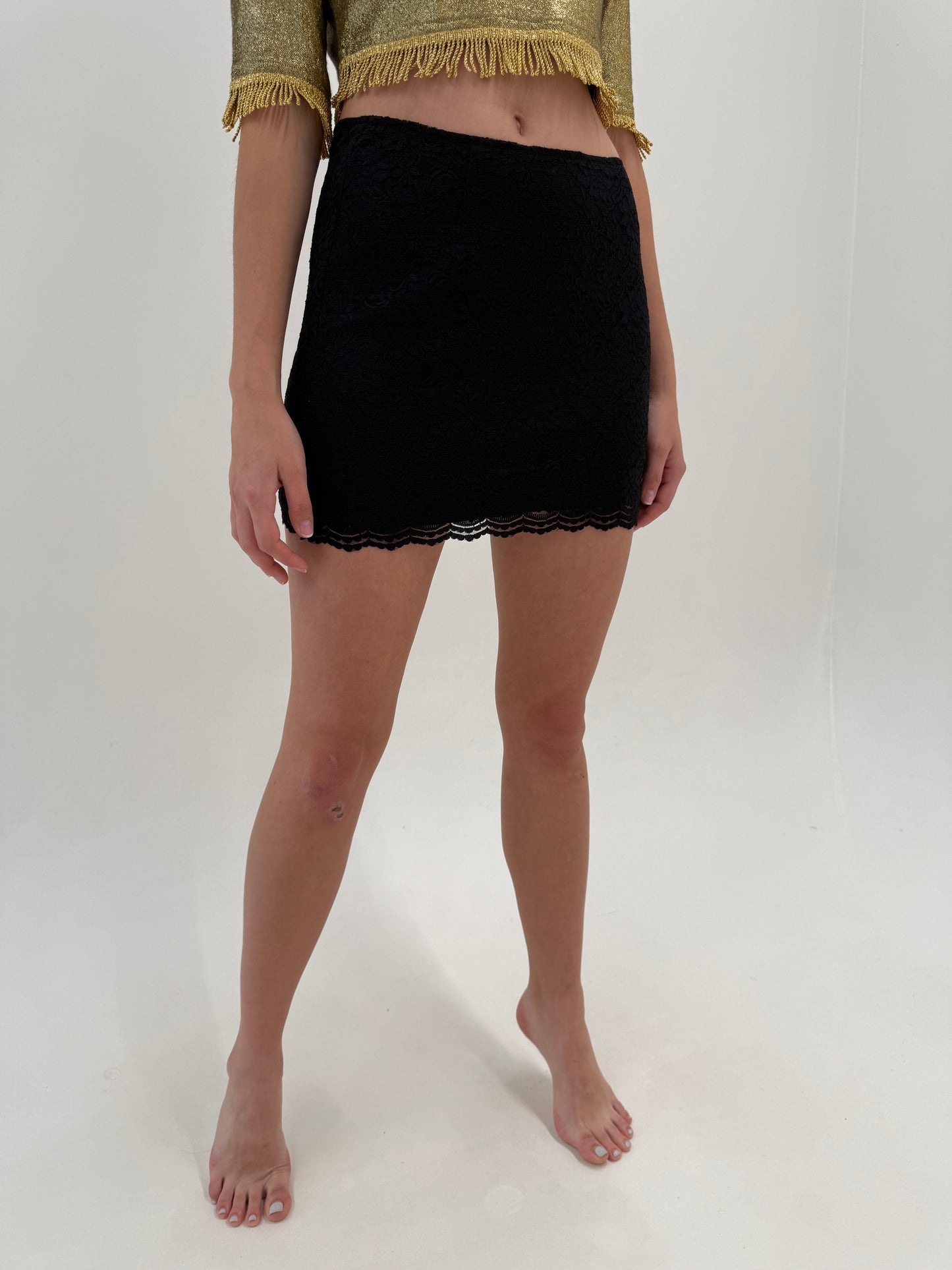 Fustă vintage Moschino din dantela neagră chantily mini în croi super în trend