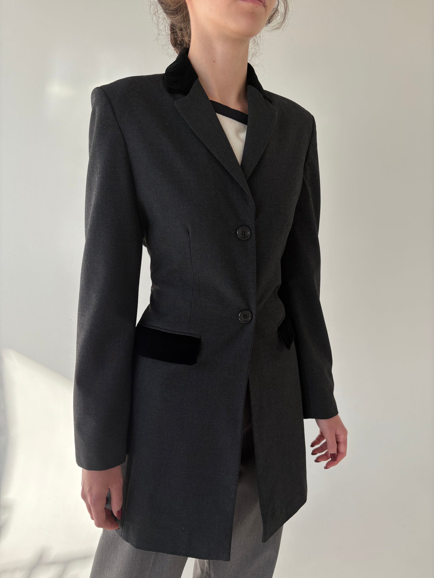 Pardesiu charcoal gray din lana extrafina în croi ușor cambrat