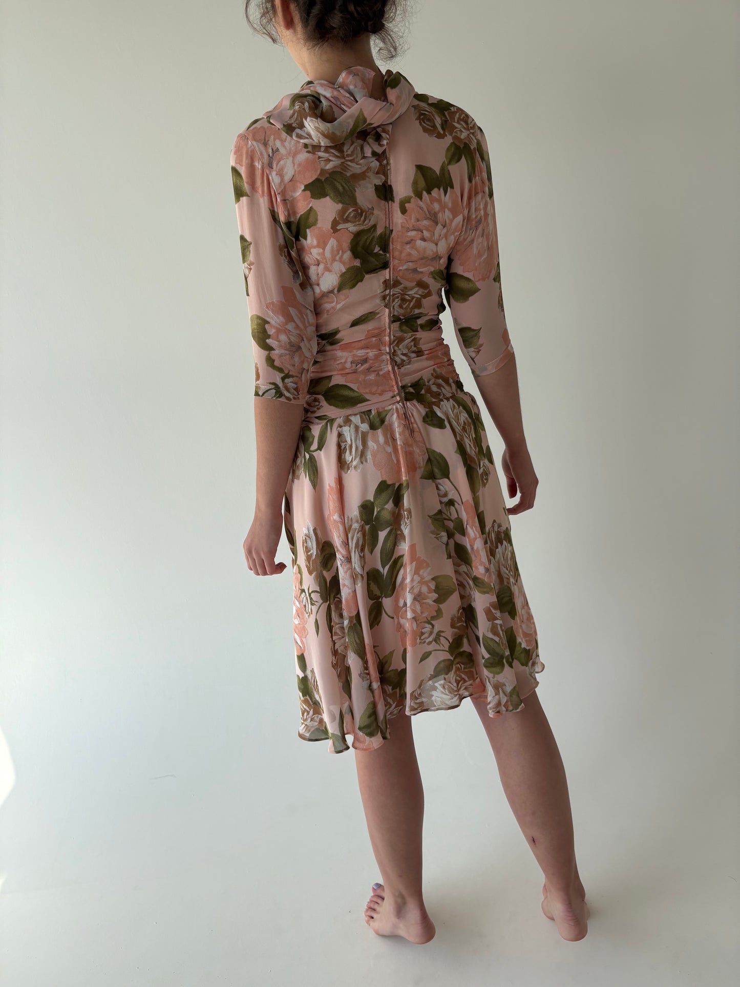 Rochie vintage powder pink cu talie ultra marcată și print superb floral