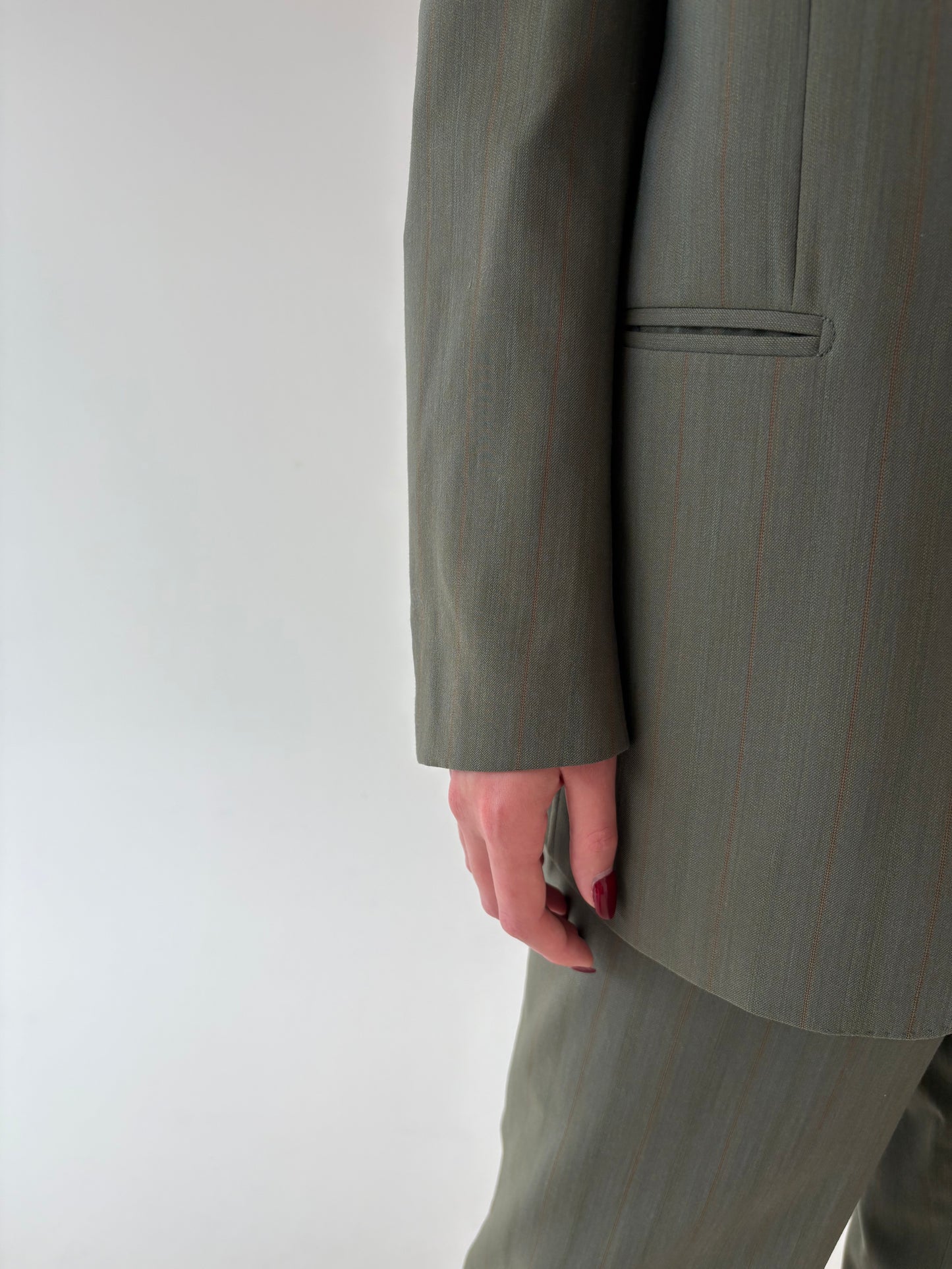 Costum italian din lana extrafina kaki cu dungi fine verticale