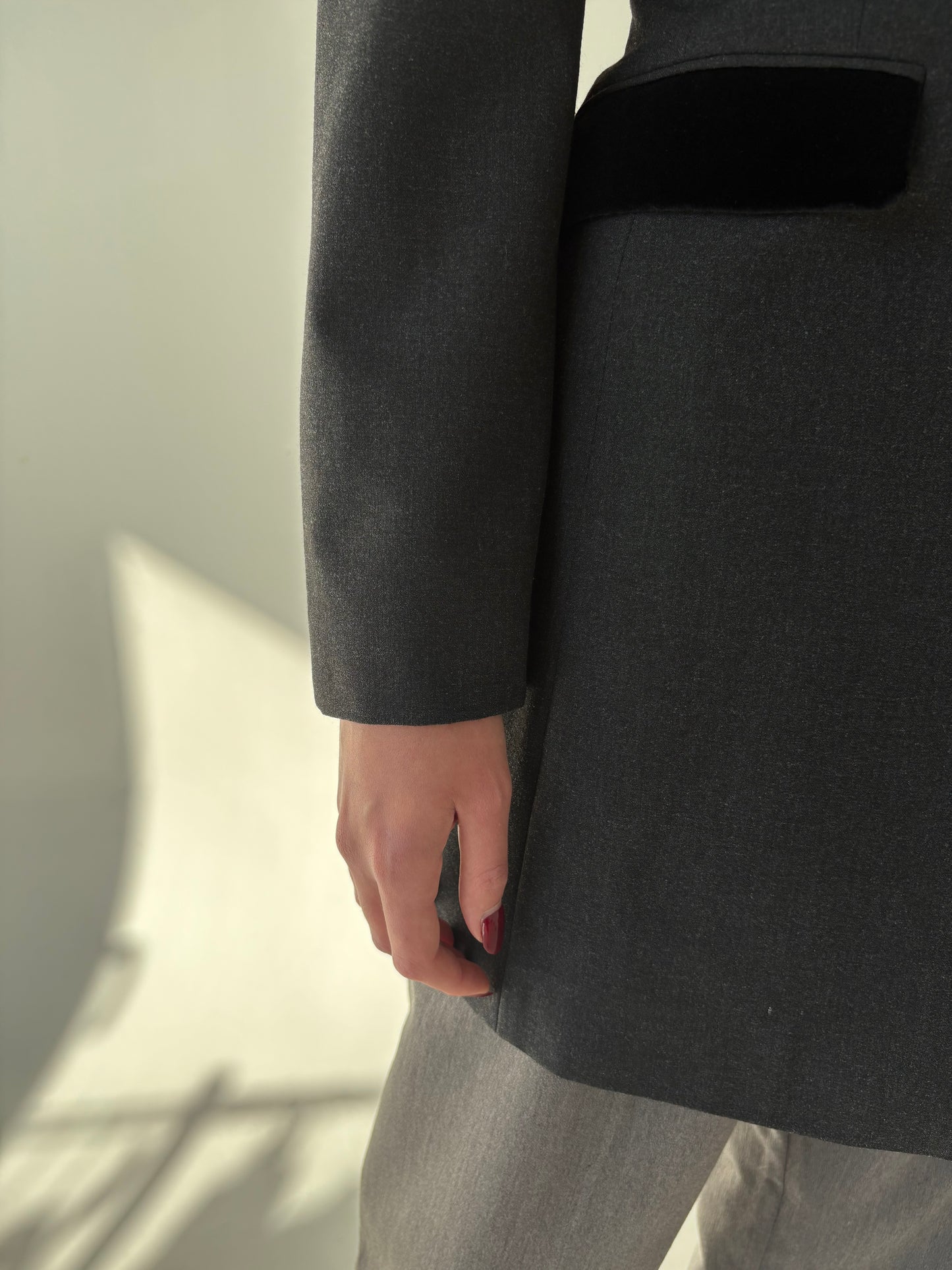 Pardesiu charcoal gray din lana extrafina în croi ușor cambrat