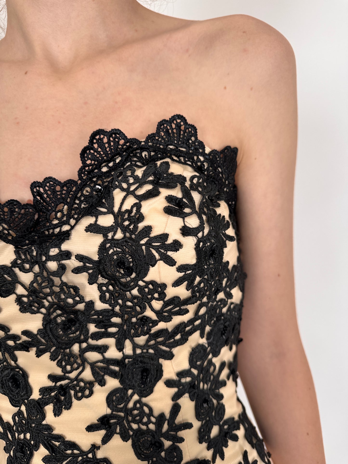 Rochie nude cu aplicații manuale din dantelă neagră cu corset reglabil
