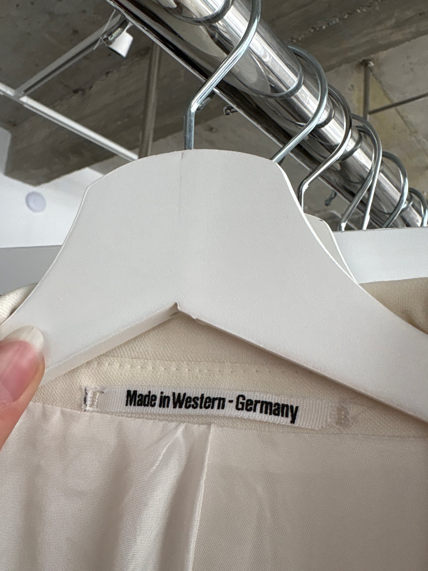 Smoking alb din lana extrafina structurată cu revere rotunjite