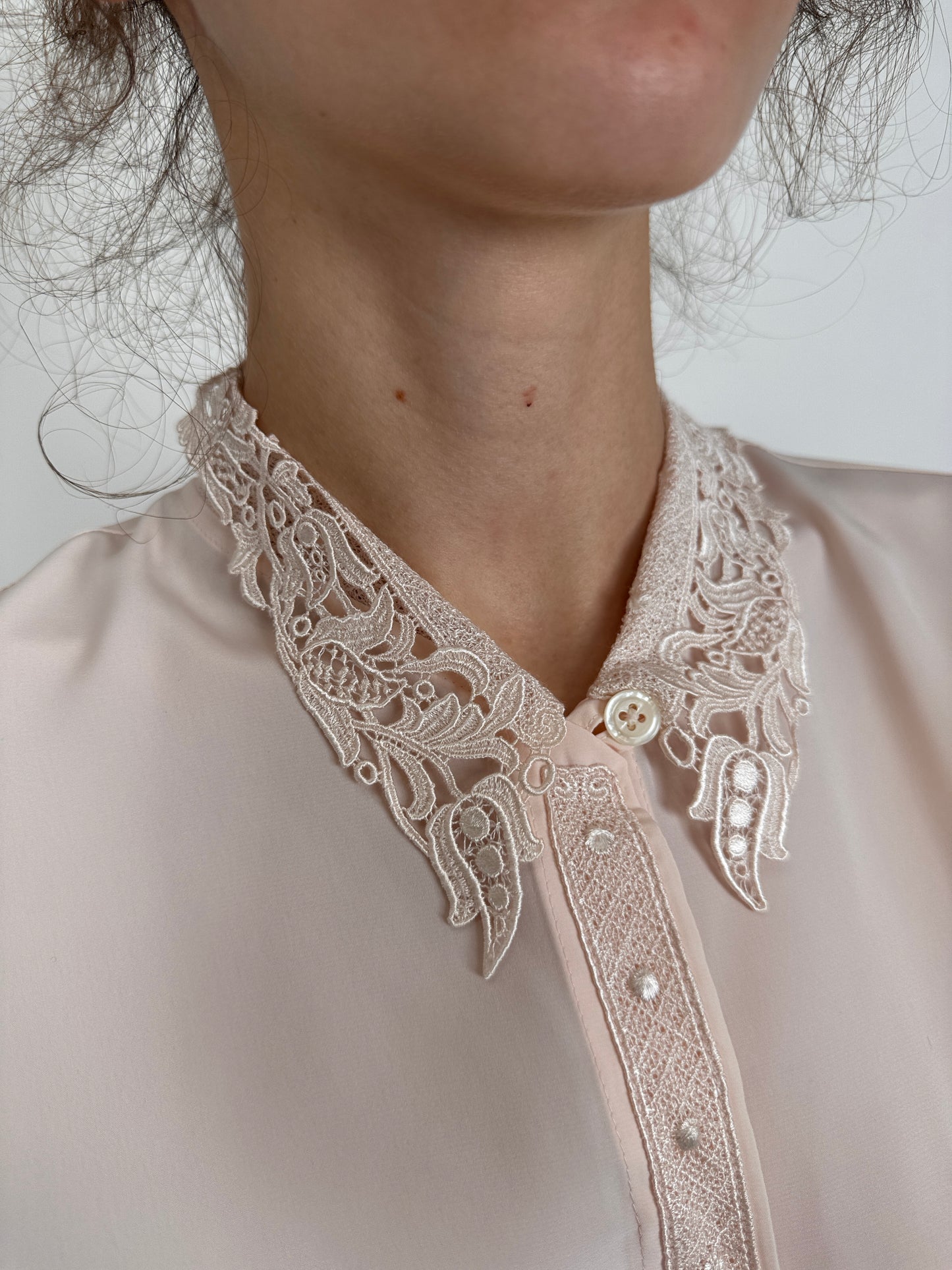 Cămașa vintage roz pudrat cu inserții de dantelă macrame