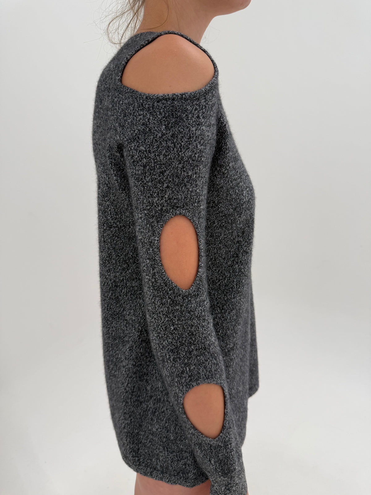 Pulover din cașmir melanj charcoal cu decupaje sculpturale și umeri cold shoulder