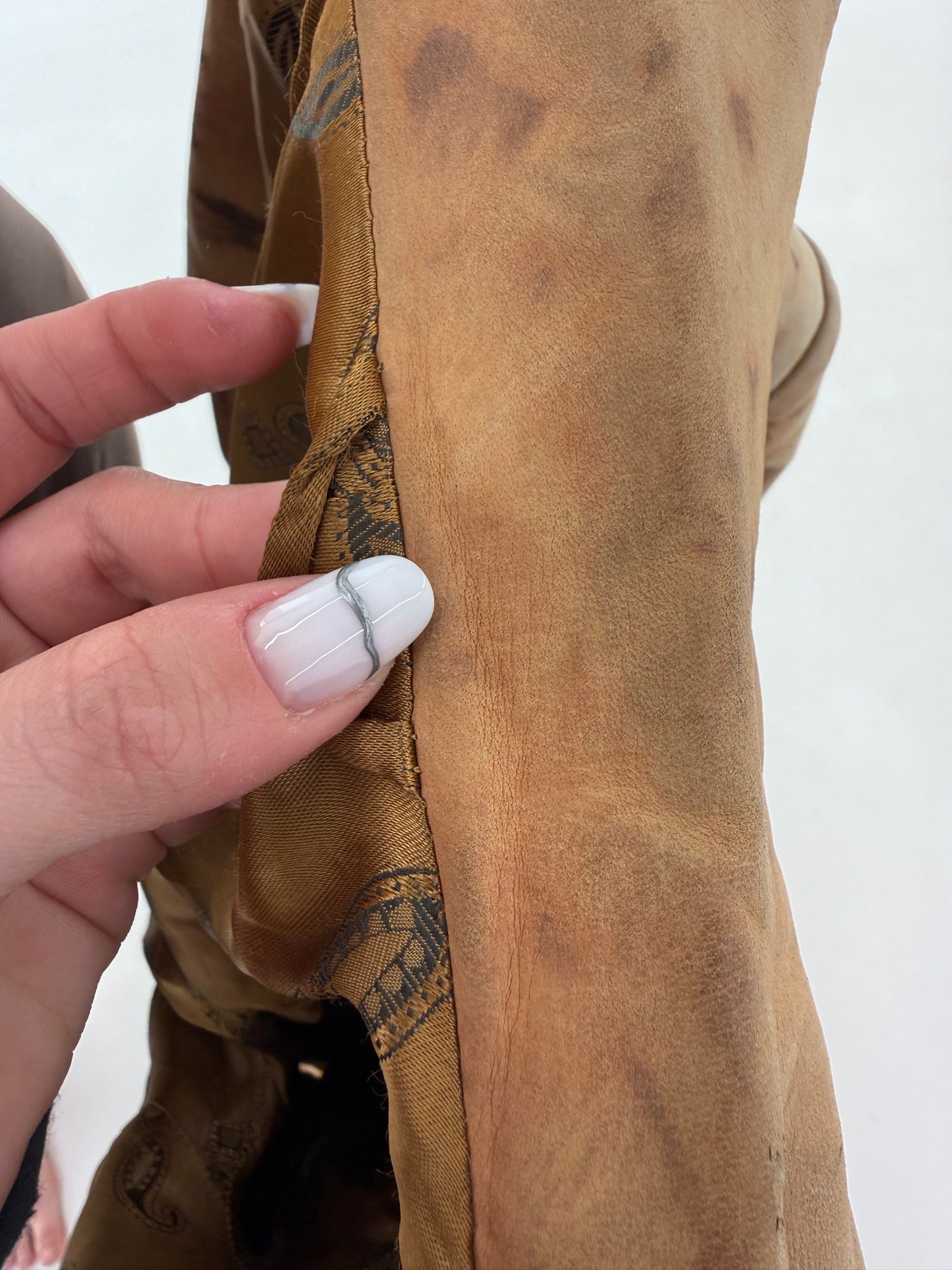 Pardesiu camel din piele naturală mată cu print ca pictat manual