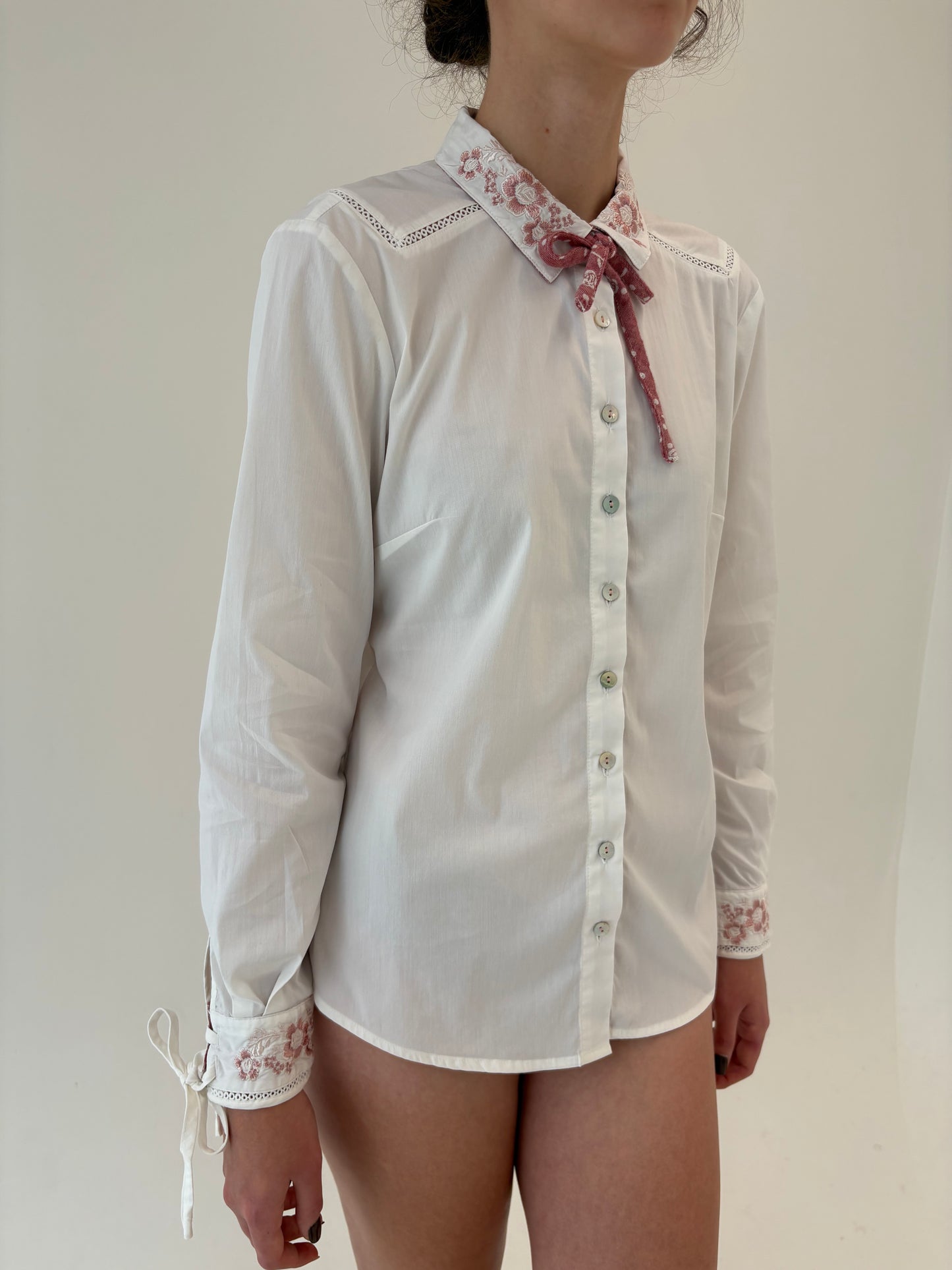 Cămașa vintage cu broderie și lucratura manuală excepțională