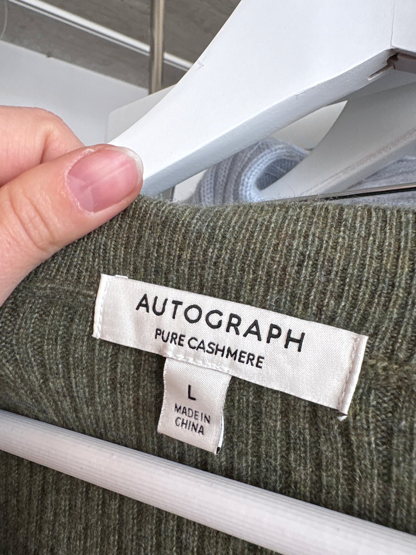 Top kaki în croi super actual din cașmir în croi lejer cu mânecă căzută