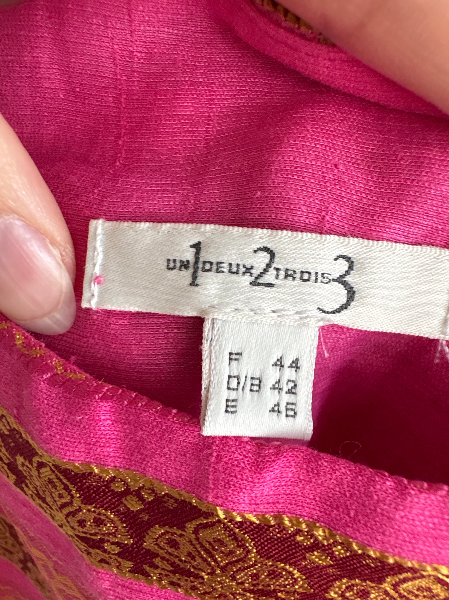 Top din in ușor perlat Barbie Pink in croi asimetric cambrat cu inserții aurii tip corsaj