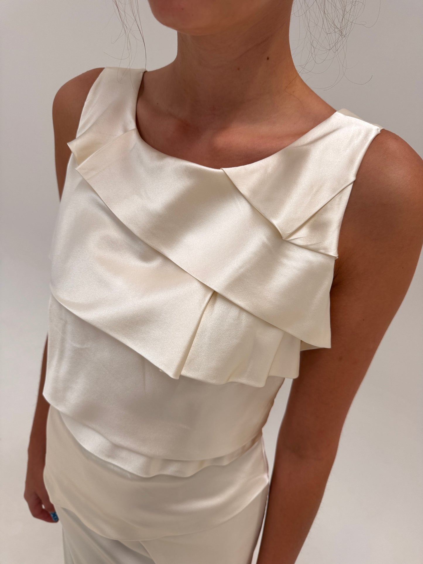 Rochie Versace în croi elaborat din mătase naturală