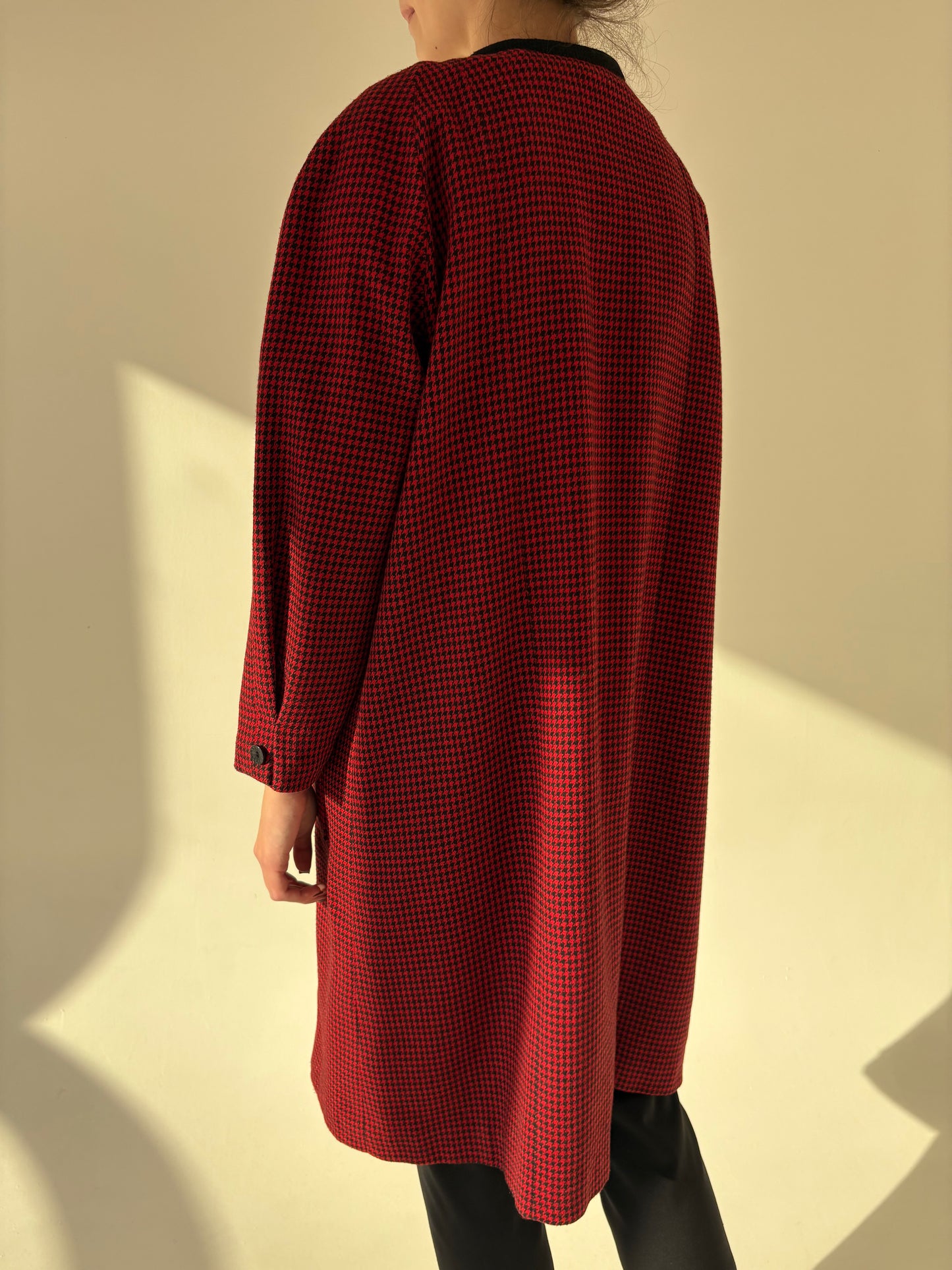 Pardesiu on stil Chanel dark cherry în carouri fine din lana
