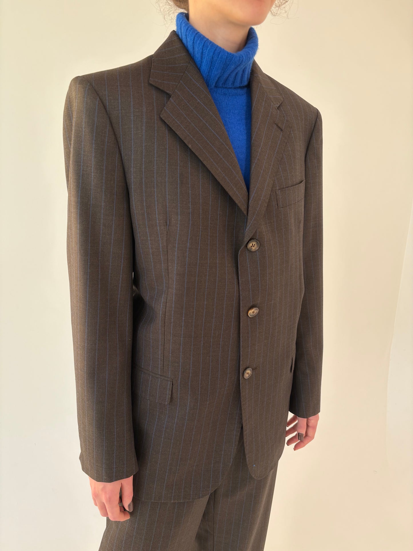Costum italian chocolate brown cu dungi fine verticale albastru regal