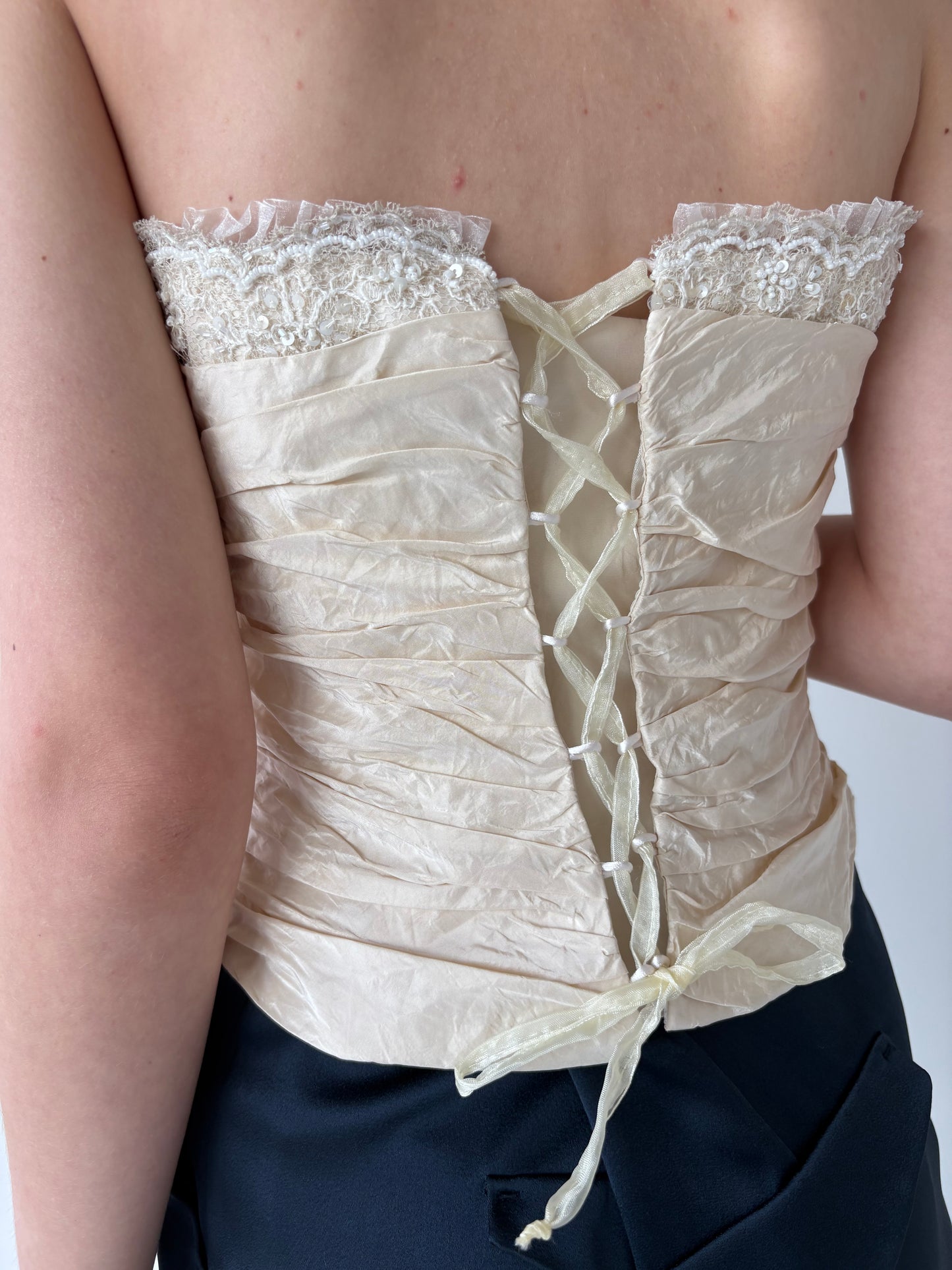 Corset butter white reglabil cu aplicații manuale și dantelă chantily