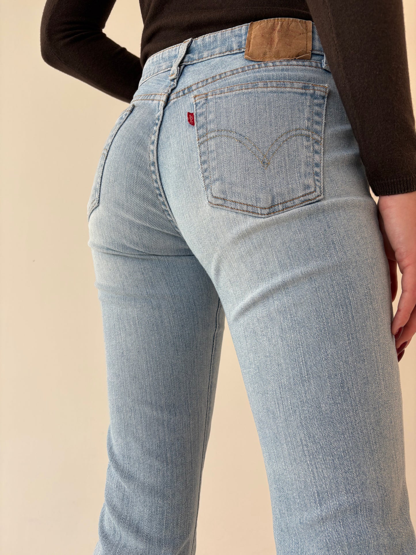 Jeans Levi’s vintage bootcut ușor strech în croi super în trend