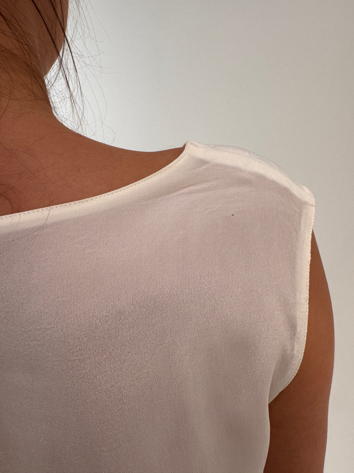 Top butter white din mătase naturală în croi chic asimetric minimalist