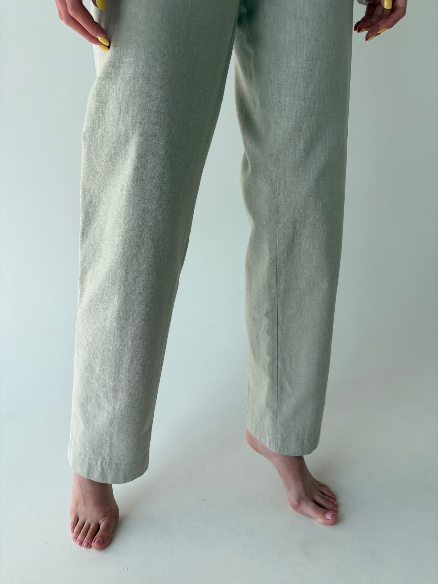 Pantaloni tall cu pense din pânză pale Sage green