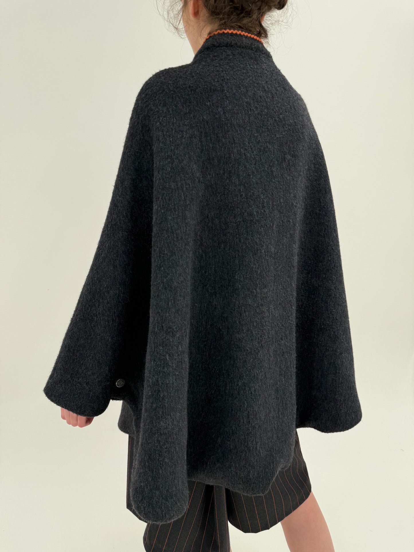 Capa groasă din lana și mohair cu inserții oranj pudrat super călduroasă