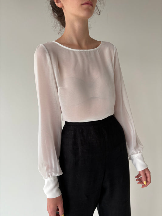 Cămașa din voal cu manșete înalte și decupaj la spate