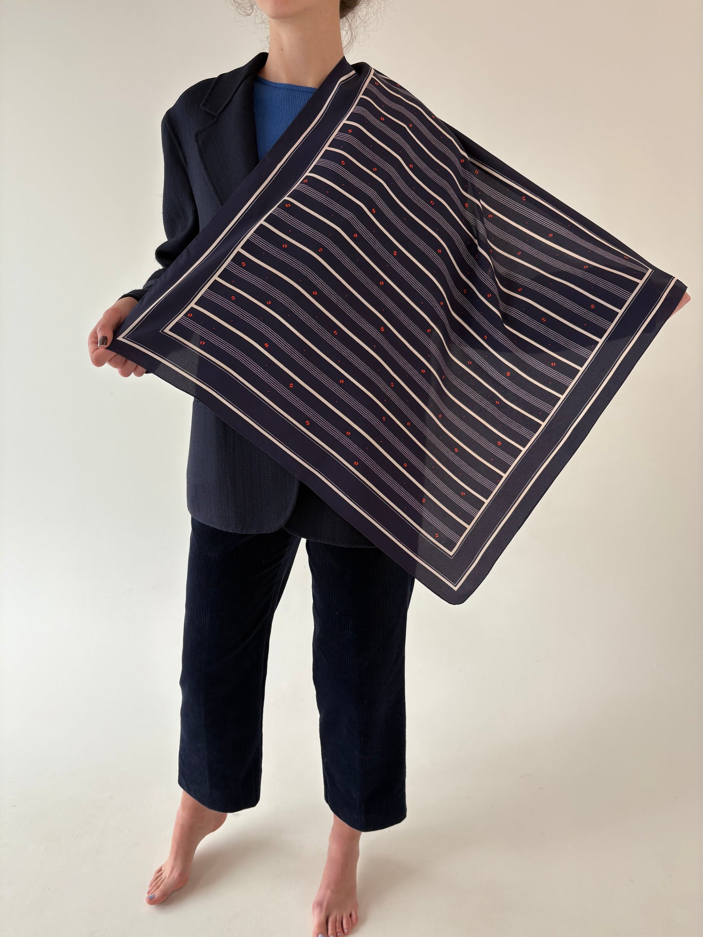 Eșarfă Navy în combinație clasică de culori din mătase naturală