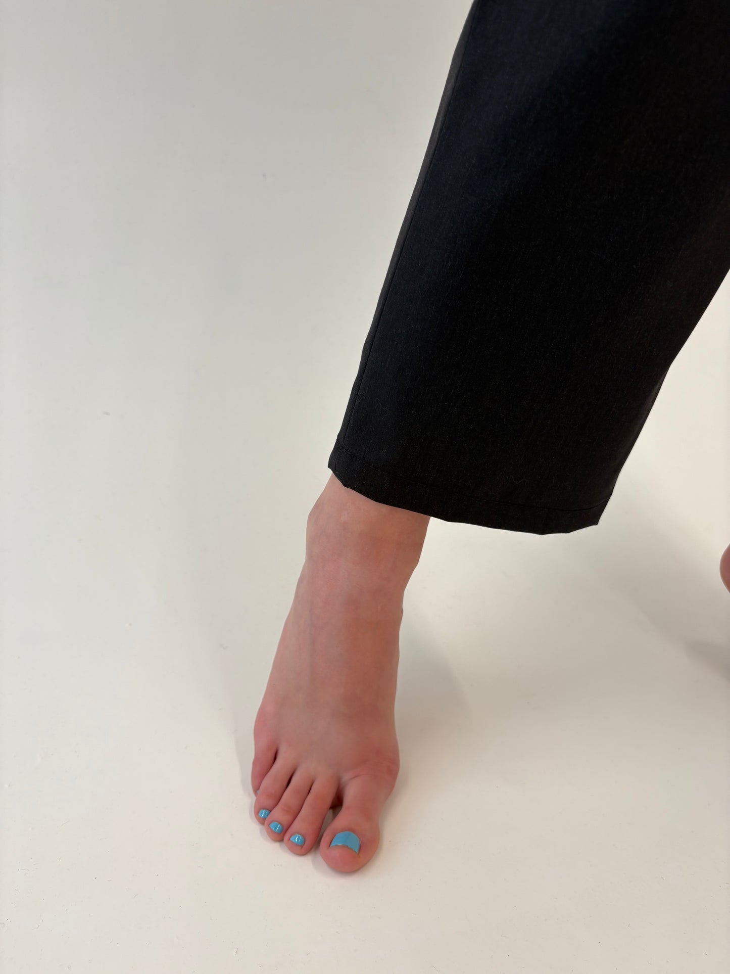 Pantaloni noi cu etichetă din cea mai fină stofă de lana neagră de la zi la seară