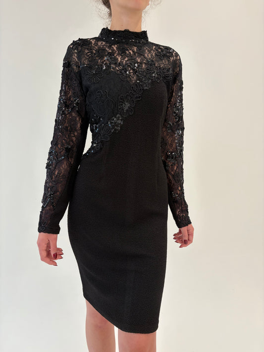 LBD vintage modelator cu inserții de dantelă și aplicații manuale