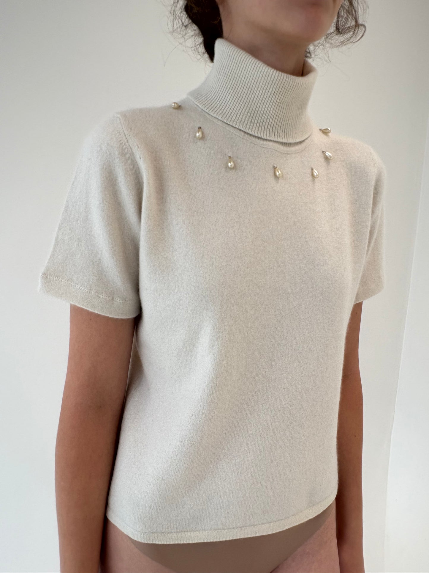 Maleta din cașmir off white cu aplicații manuale perle pearshape