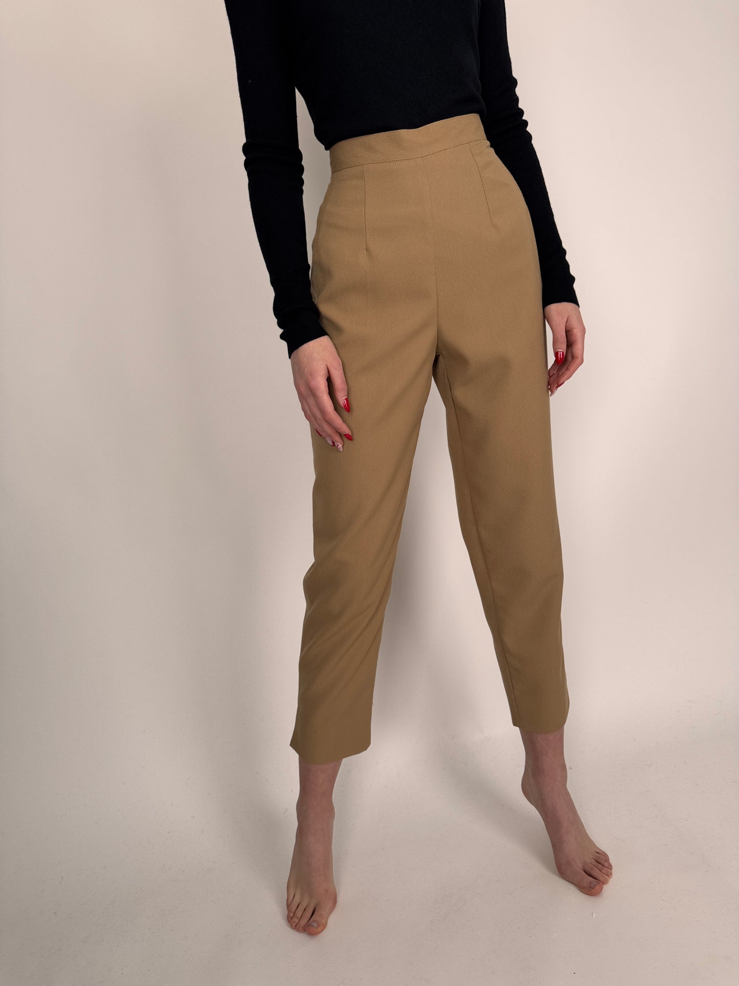 Pantaloni camel cu talie ultra înaltă marcată din stfia de lana premium