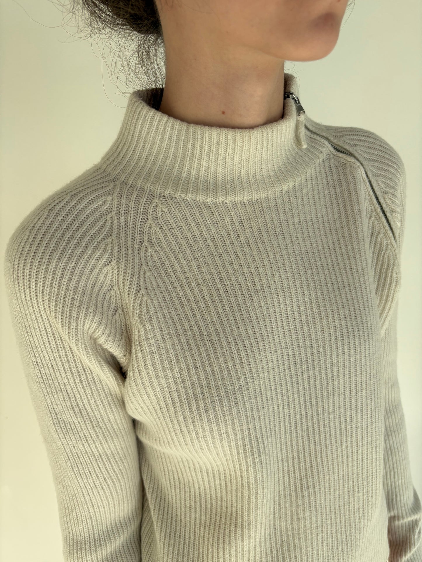 Maleta off white de gramaj mare din Lana excepțională ribbed cu influențe sport