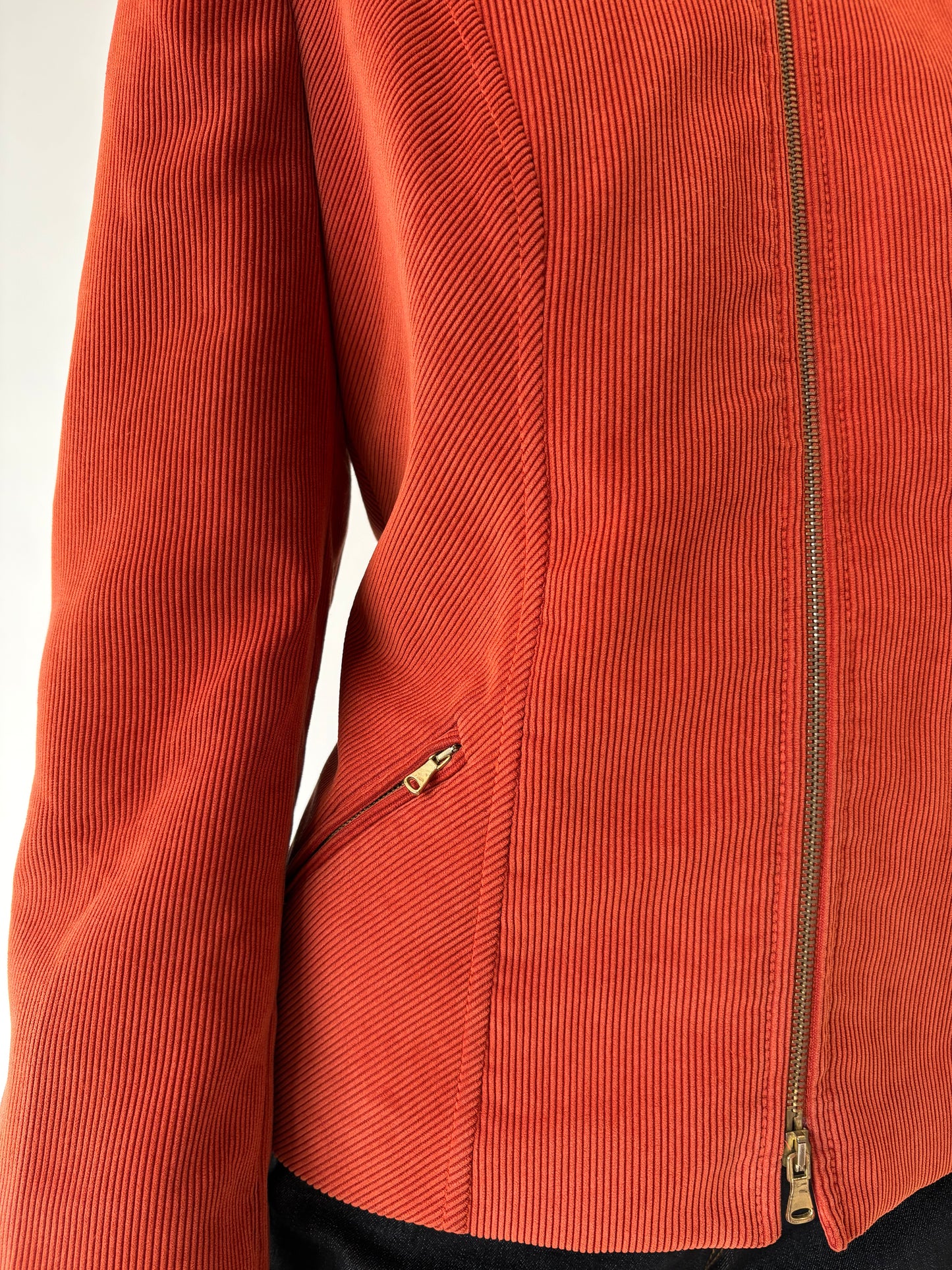 Sacou din corduroy brick red cu influențe caudal și în croi ușor cambrat