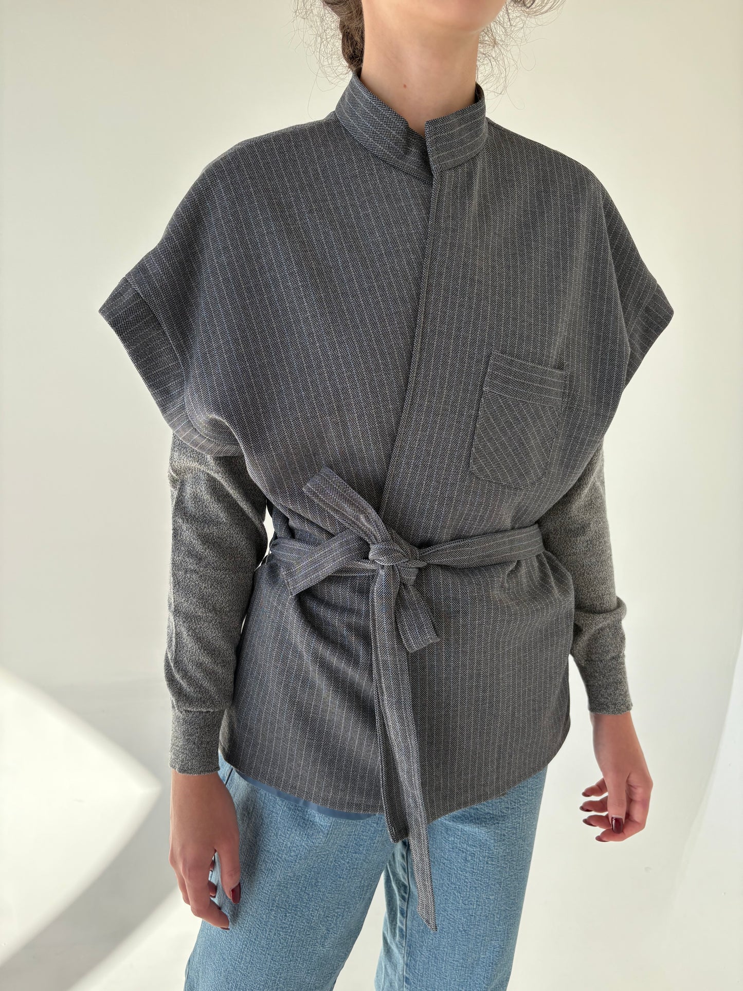 Vestă din stofă de lana in croi retro modern și talie marcată reglabilă