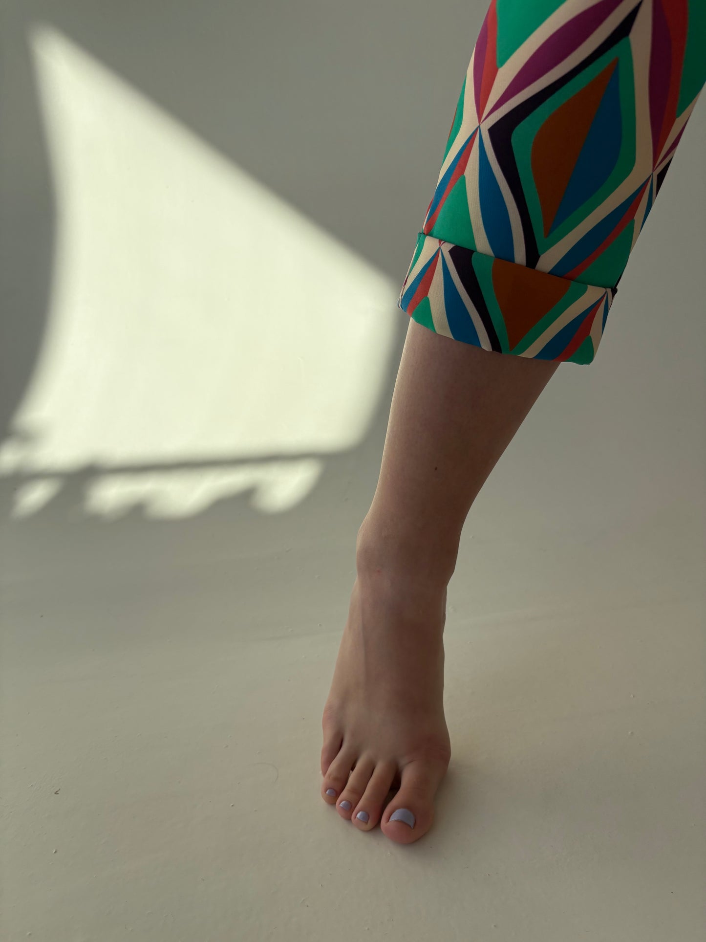 Costum italian în croi modern cu print în culori tari