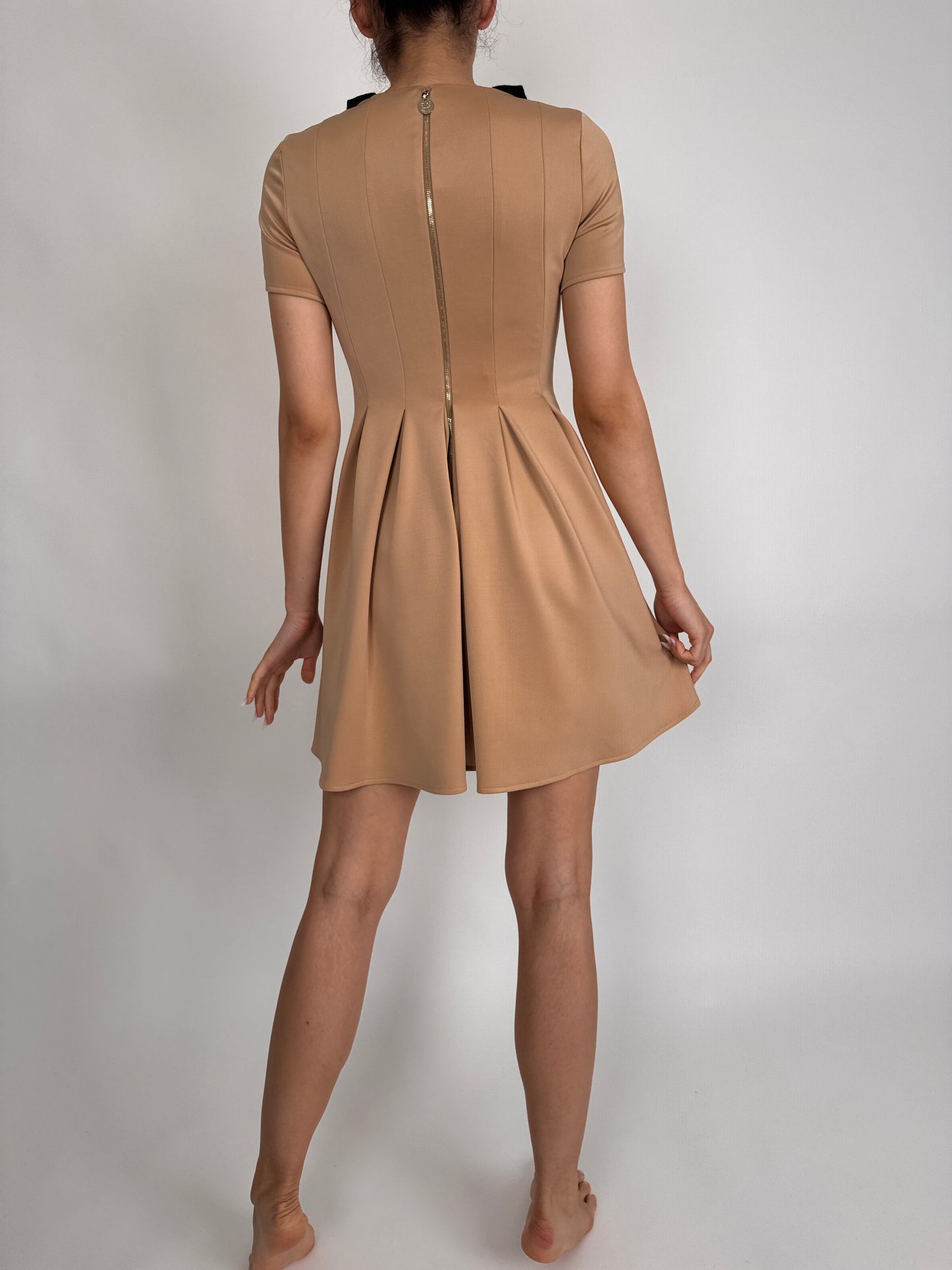 Rochie nude italiană super modelatoare cu guler detașabil