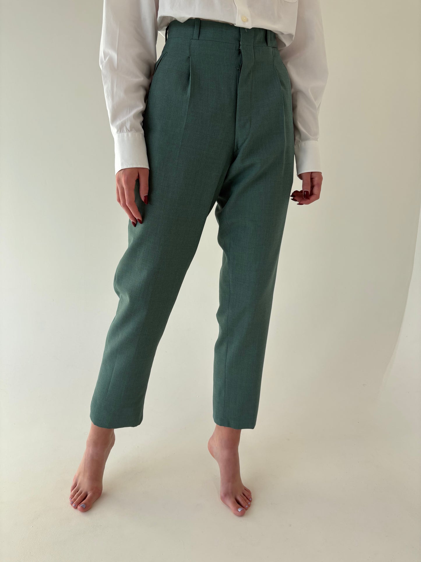 Costum din mix de lana extafina în nuanțe superbă de verde cu pense