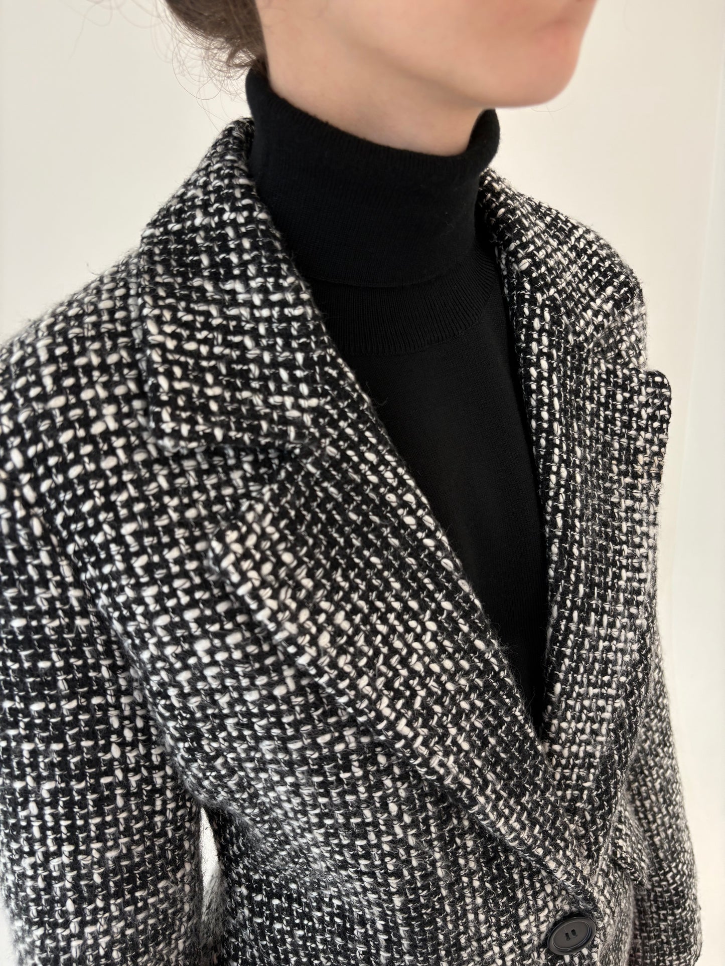 Sacou cambrat din tweed în stil Chanel cu închidere tip smoking