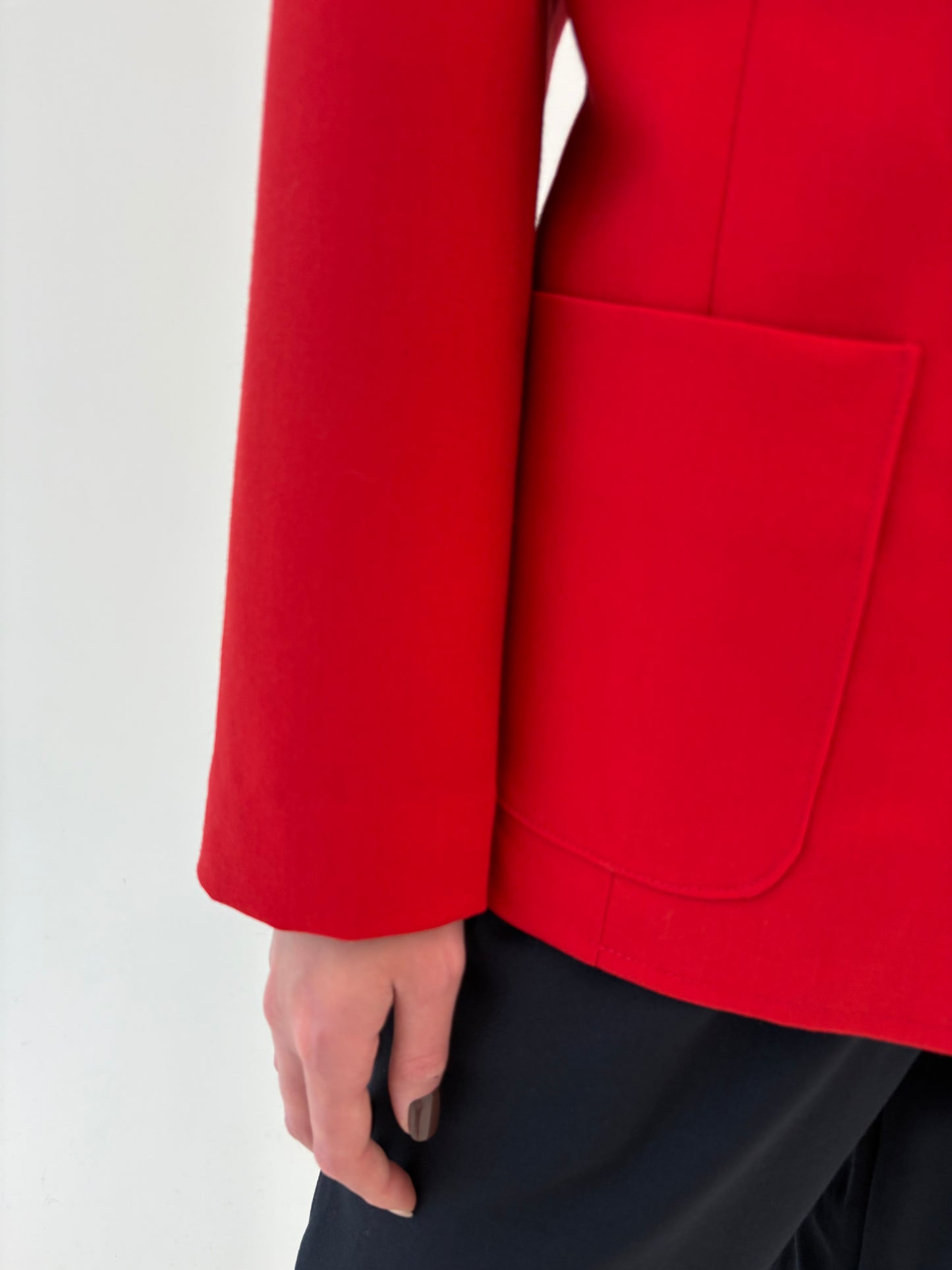 Sacou cherry red in stil Prada și croi ușor cambrat din laam extrafina