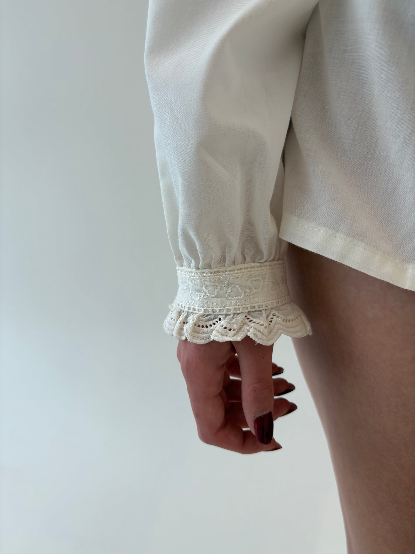 Cămașa vintage butter white cu broderie angoaise și inserții superbe de dantelă