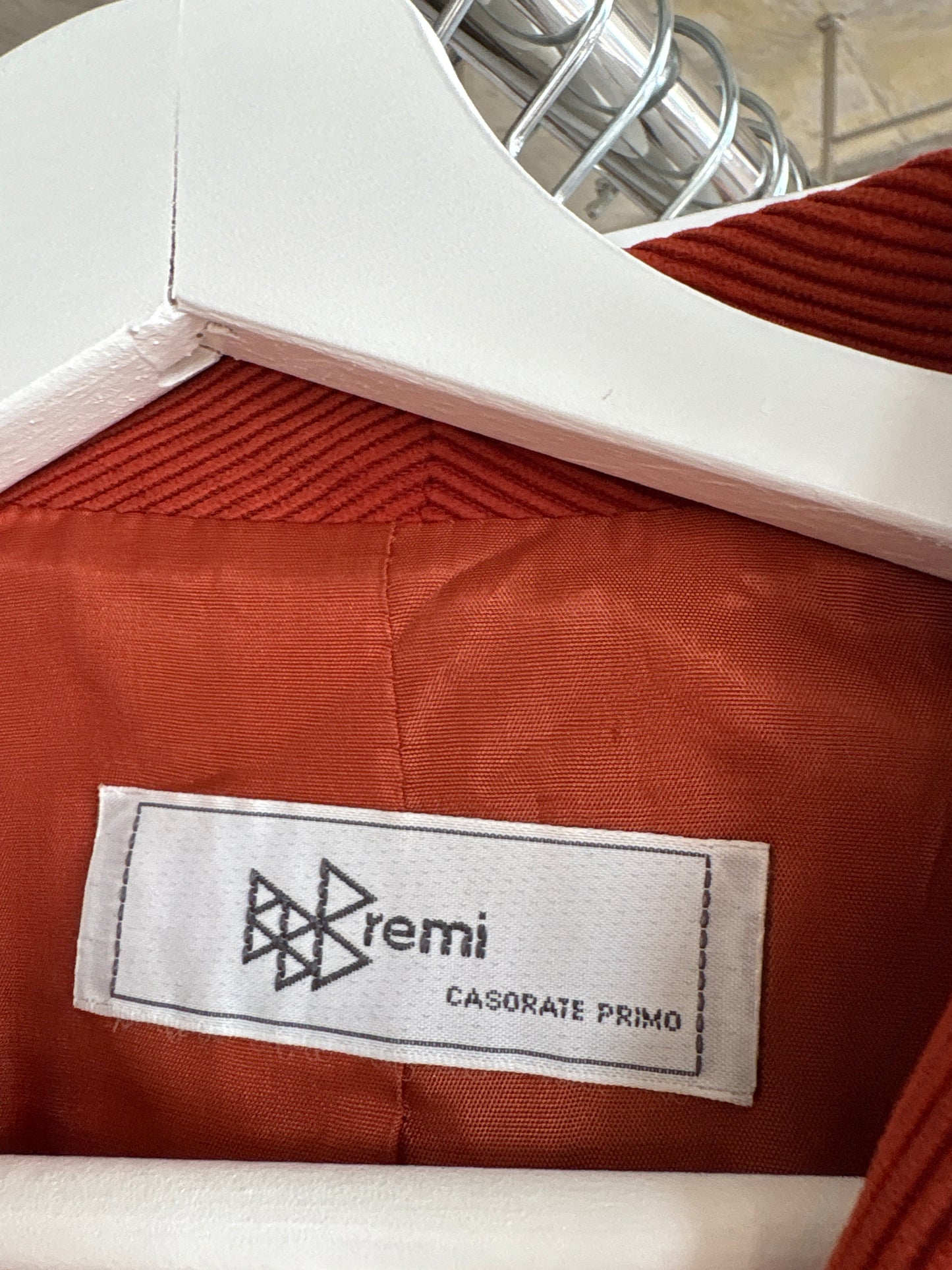 Sacou din corduroy brick red cu influențe caudal și în croi ușor cambrat