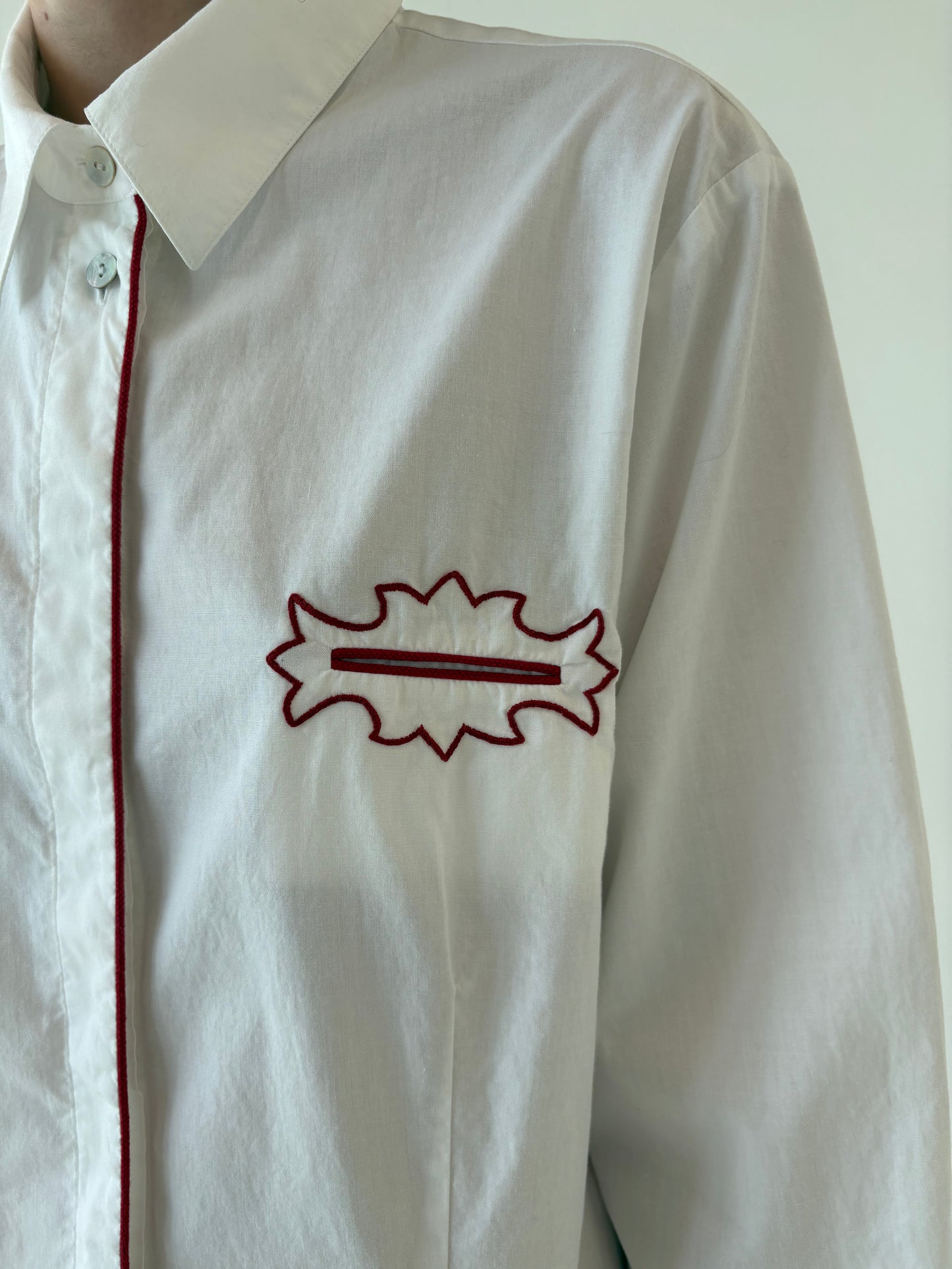 Cămașa vintage cu inserții și broderie burgundy în croi ușor cambrat