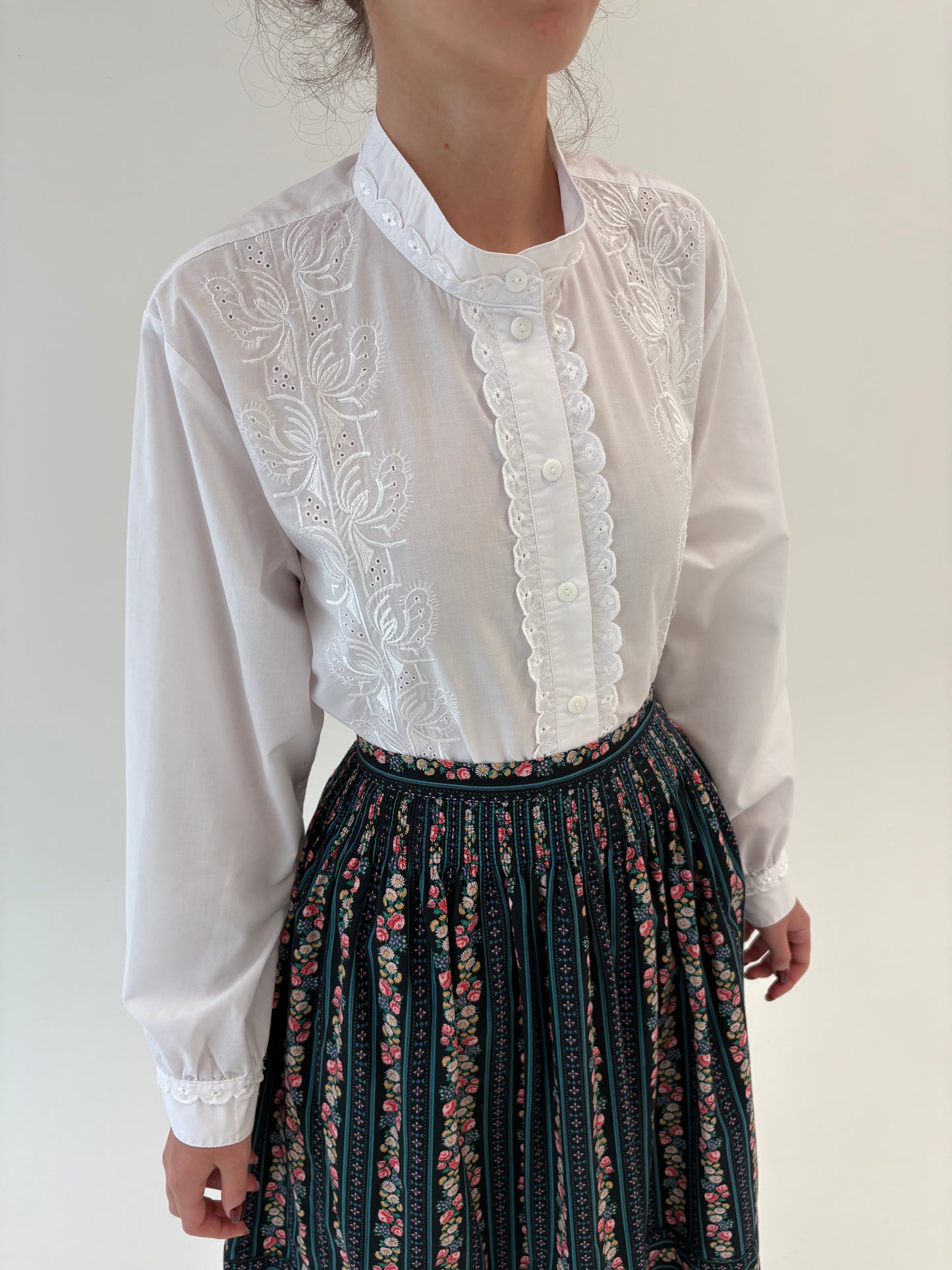 Cămașa vintage din bumbac cu broderie și dantelă