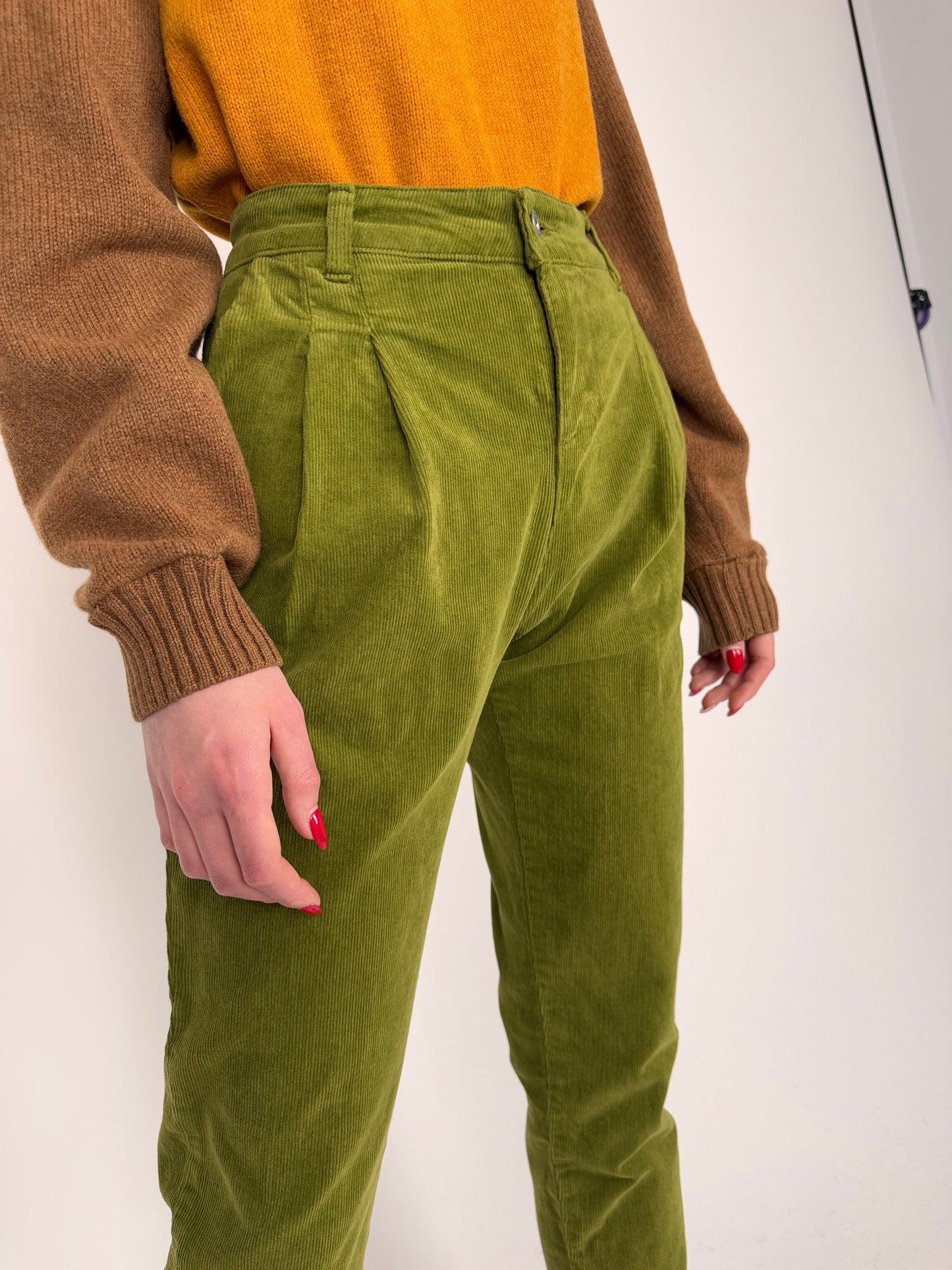 Pantaloni cu pense avocado green din catifea raiata de bumbac