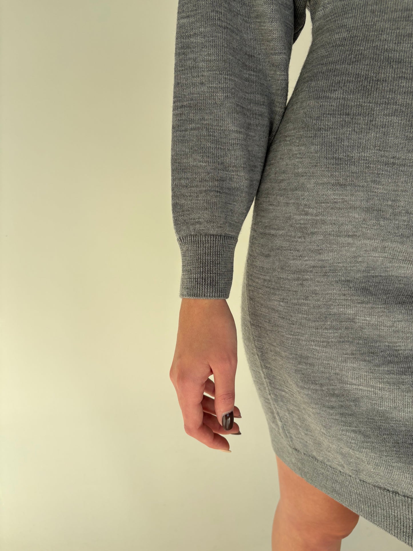 Rochie COS din lana extrafina cu mânecă tip fluture